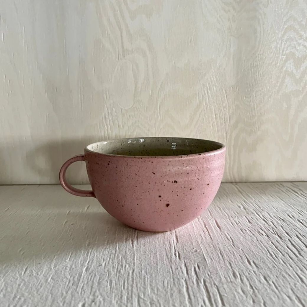 Keramikkop m. hank - Tekrus Lyserød - Håndlavet Anna Bystrup. Køb hos Studio Holdbar (webshop & butik). Hurtig levering