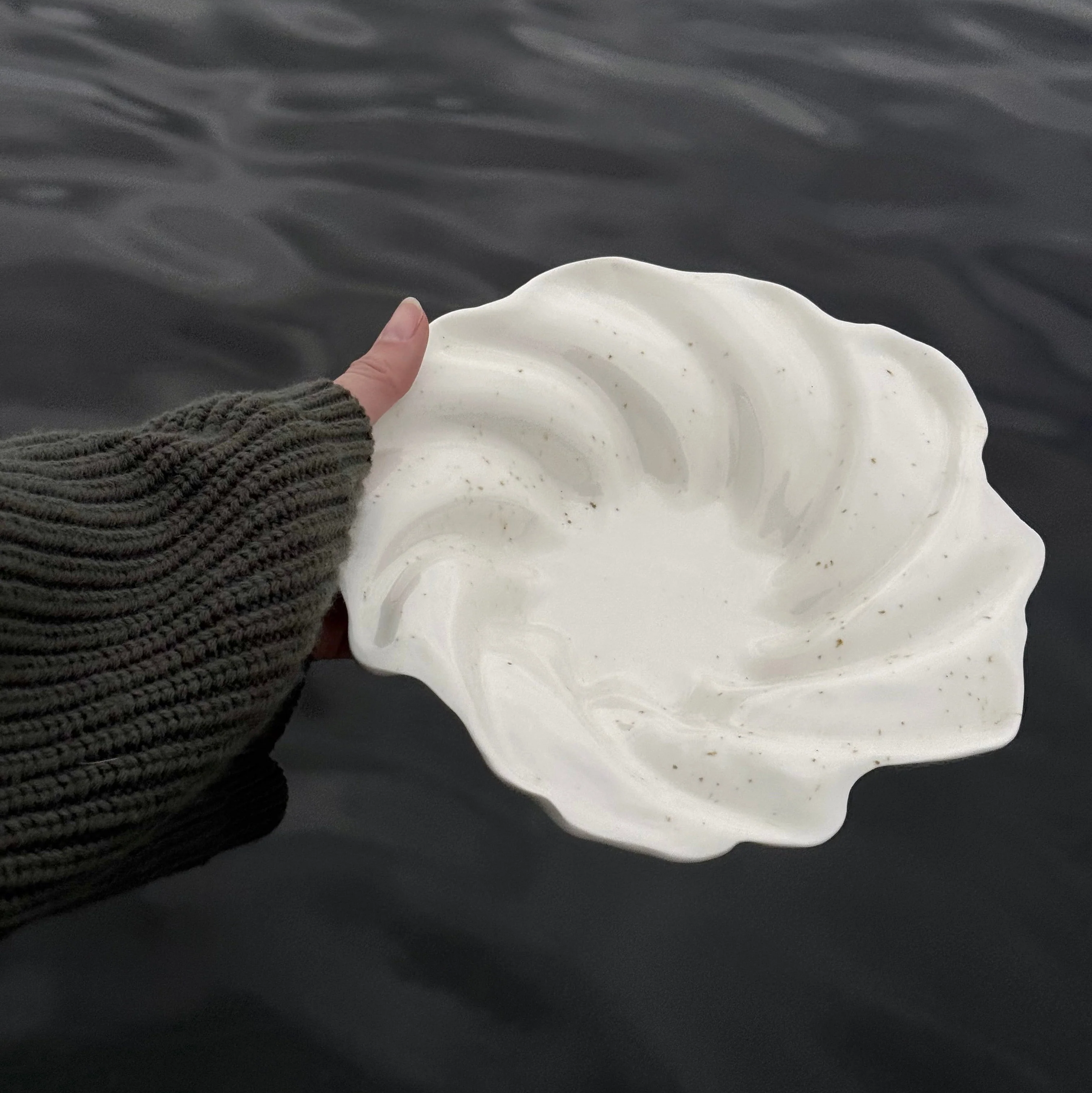 Svane skålen - med små pletter