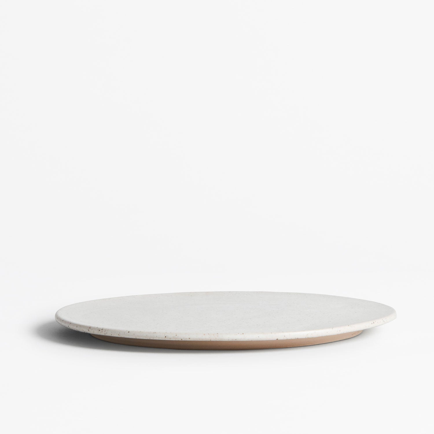 TYBO - Serveringsfad u. kant (Ø26 cm) - Håndlavet keramikfad. Køb hos Studio Holdbar (webshop & butik). Hurtig levering