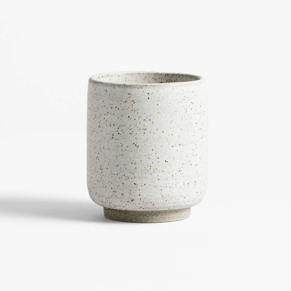 TYBO - Aio latte keramik kop - Håndlavet kaffekrus - Grå. Køb hos Studio Holdbar (webshop & butik). Hurtig levering
