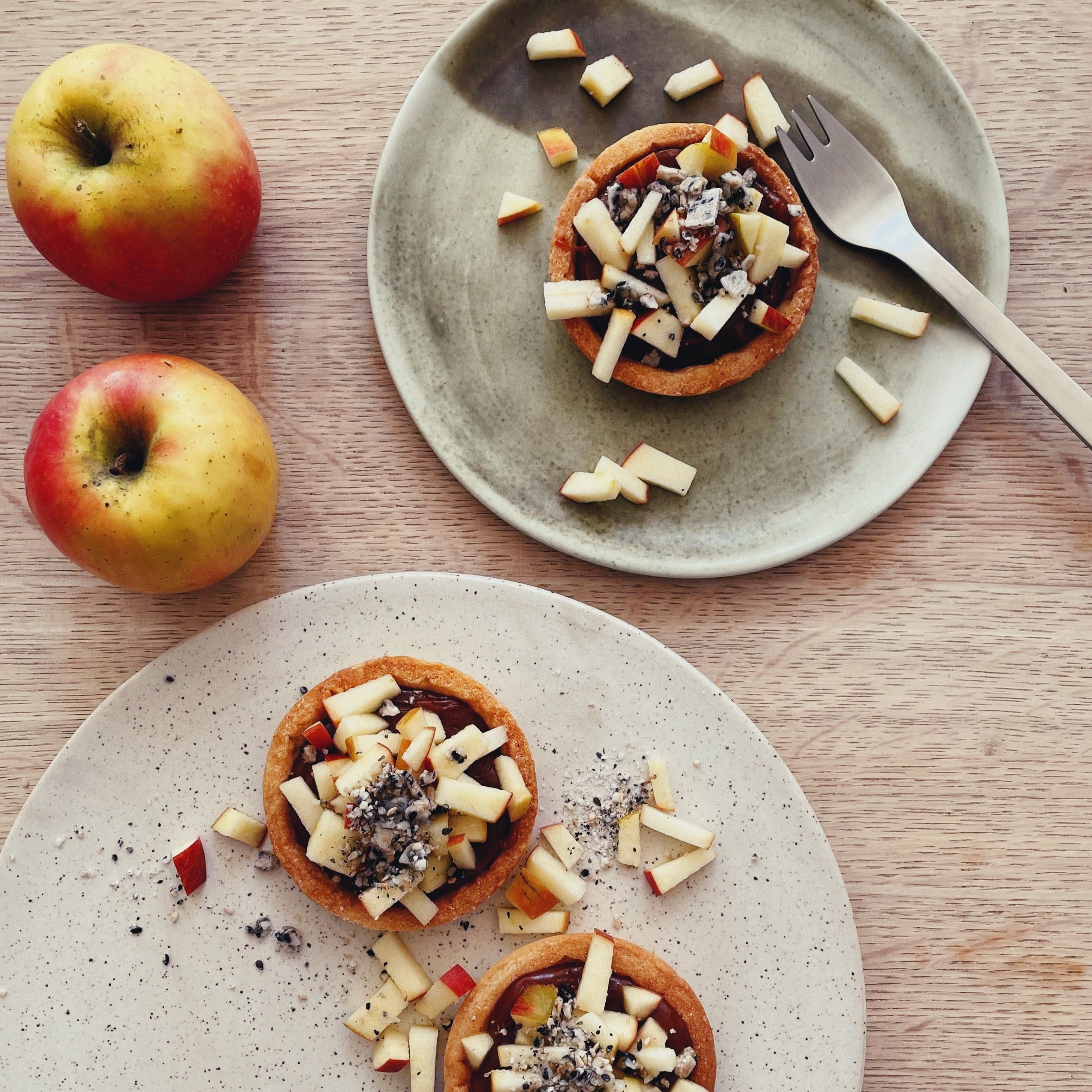 Håndlavet keramik tallerken (Ø18 cm) til kage/dessert - Grøn. Køb hos Studio Holdbar (webshop & butik). Hurtig levering