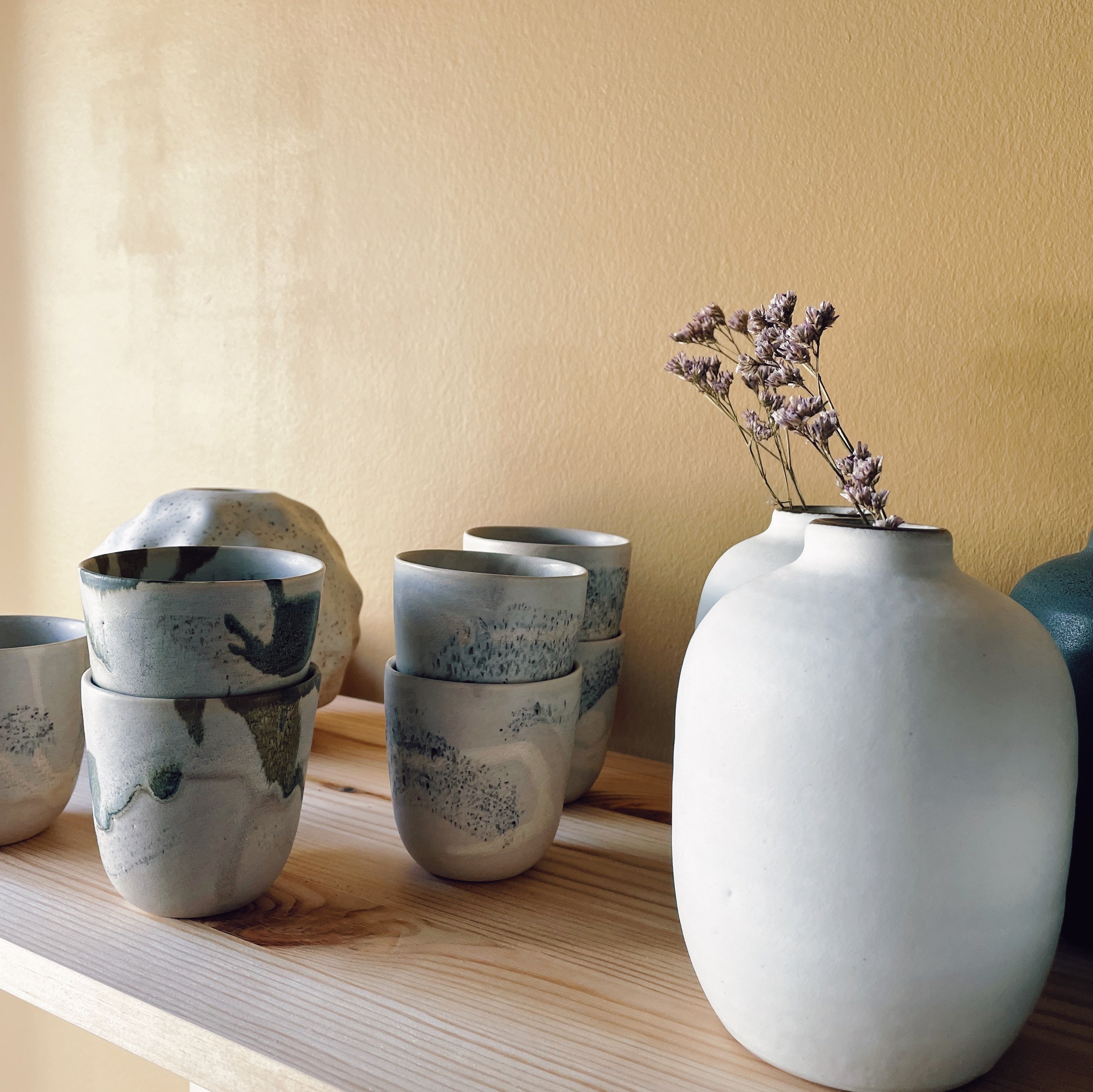 Lille keramik kop u. hank (1,5 dl) - Håndlavet - Grit Jansen. Køb hos Studio Holdbar (webshop & butik). Hurtig levering