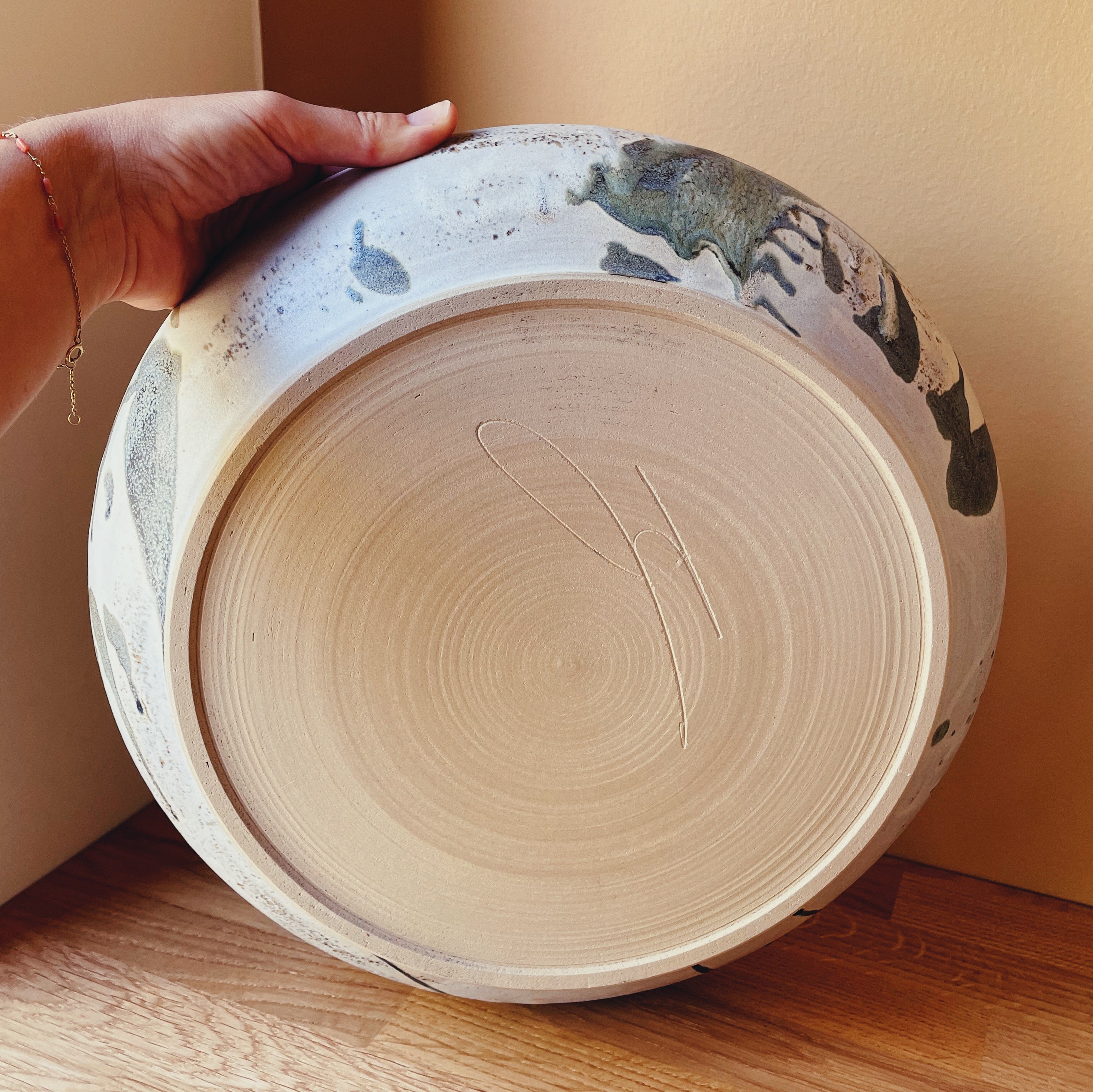 Unika keramik fad (Ø40 cm) - Stort håndlavet serveringfad. Køb hos Studio Holdbar (webshop & butik). Hurtig levering