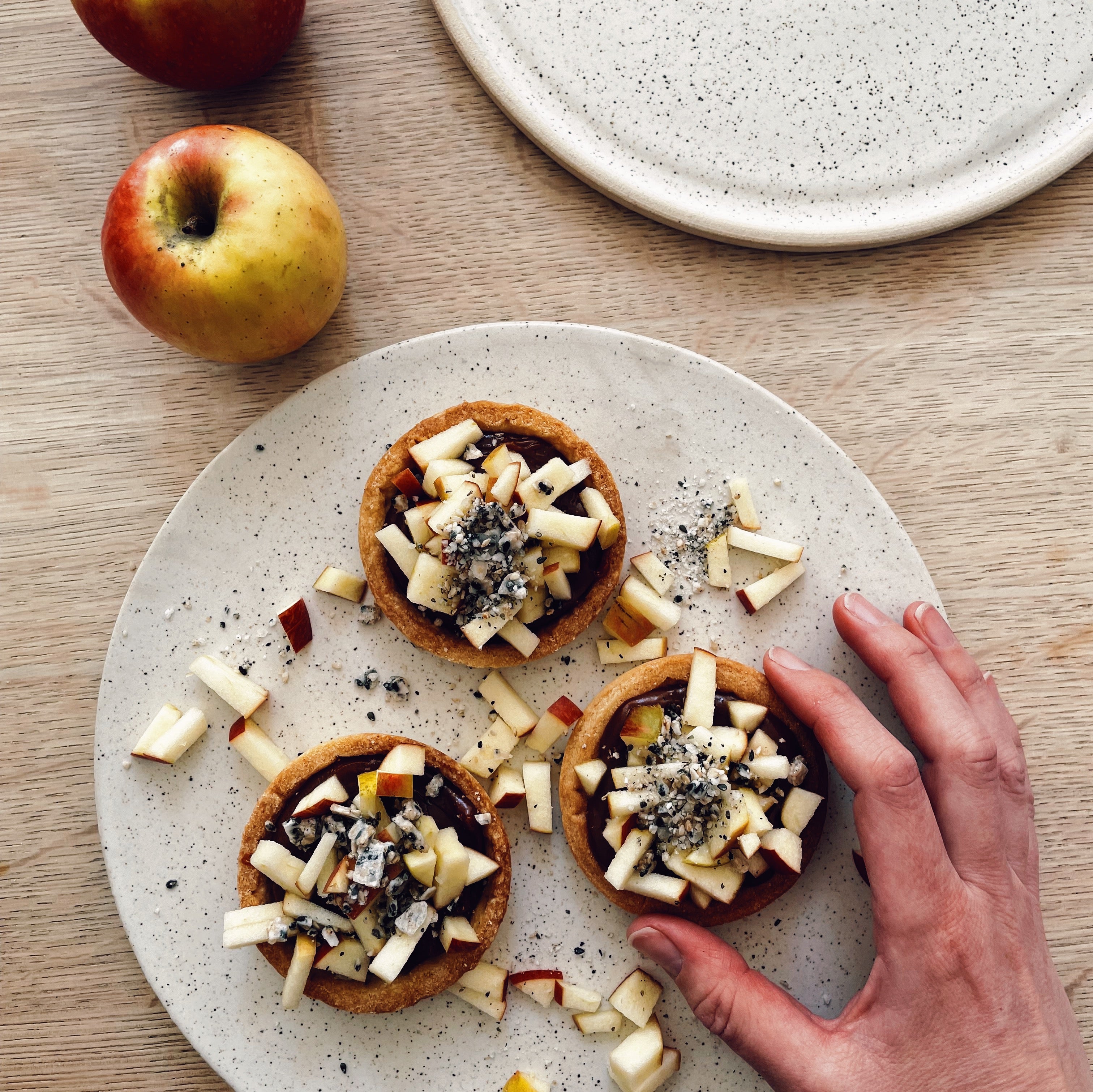 TYBO - Serveringsfad u. kant (Ø26 cm) - Håndlavet keramikfad. Køb hos Studio Holdbar (webshop & butik). Hurtig levering