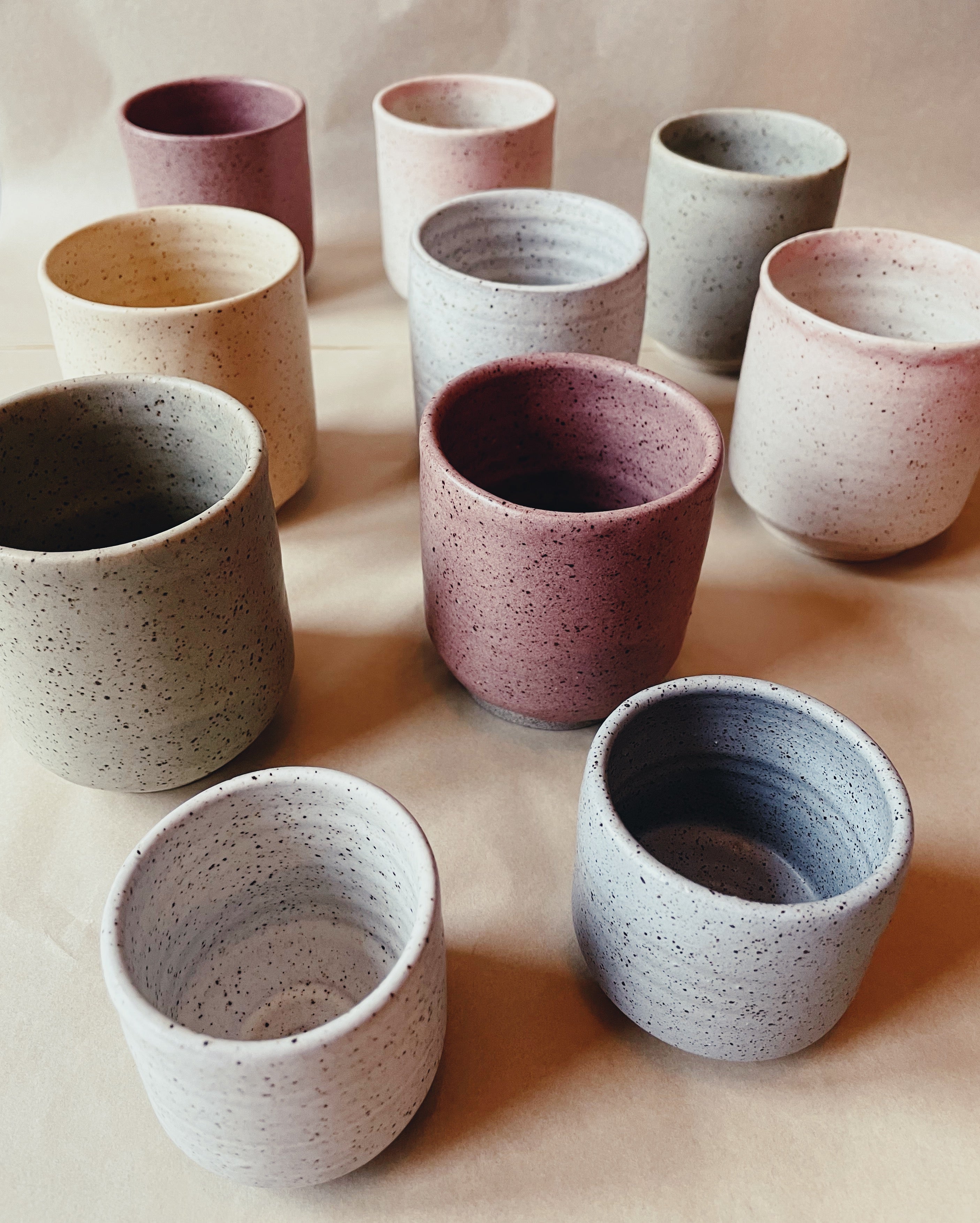 TYBO - Aio latte keramik kop - Håndlavet kaffekrus - rød. Køb hos Studio Holdbar (webshop & butik). Hurtig levering