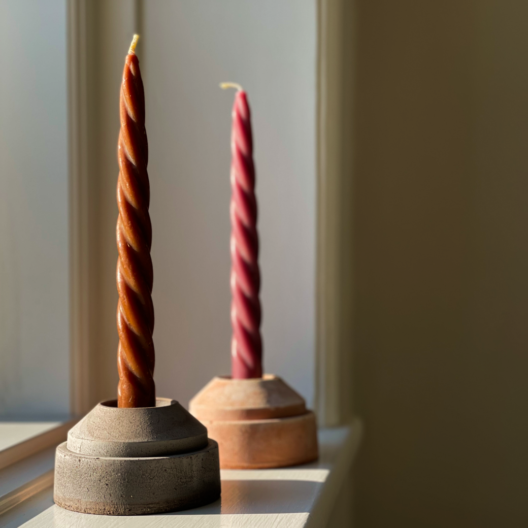 Bergs Potter: Håndlavet lysestage i terrakotta ler rosa. Køb hos Studio Holdbar (webshop & butik). Hurtig levering