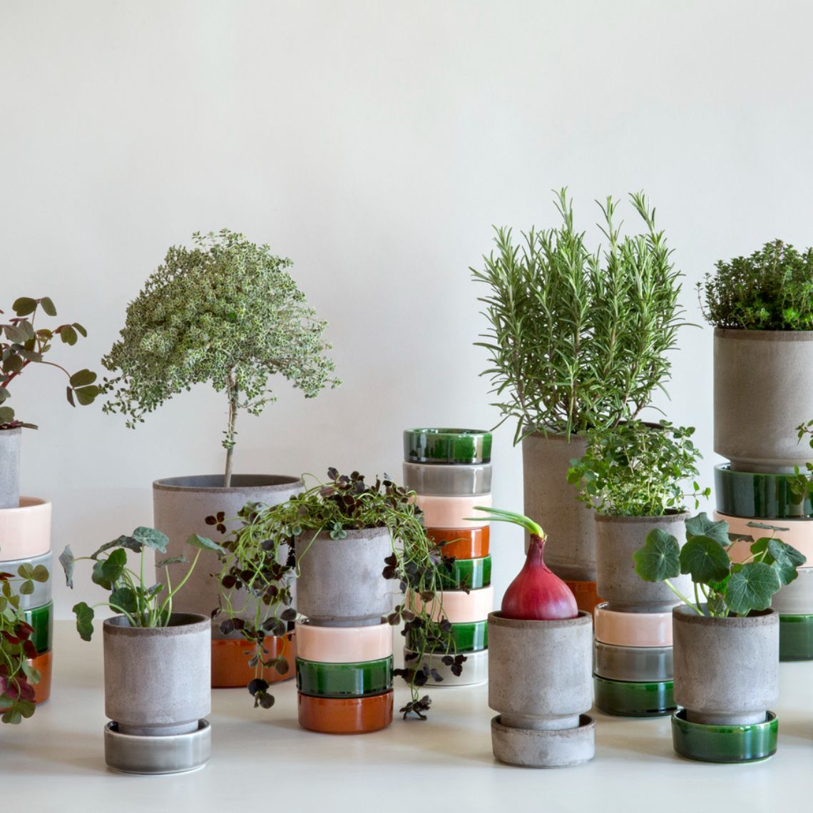 Køb Bergs Potter: Stor Hoff lerkrukke. Håndlavet. Glaseret underskål. Køb hos Studio Holdbar (webshop & butik). Hurtig levering