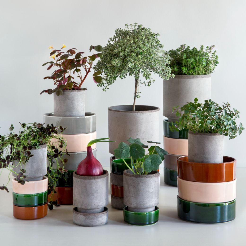 Bergs Potter Lille Hoff lerkrukke. Håndlavet. Inklusiv glaseret underskål. Køb hos Studio Holdbar (webshop & butik). Hurtig levering