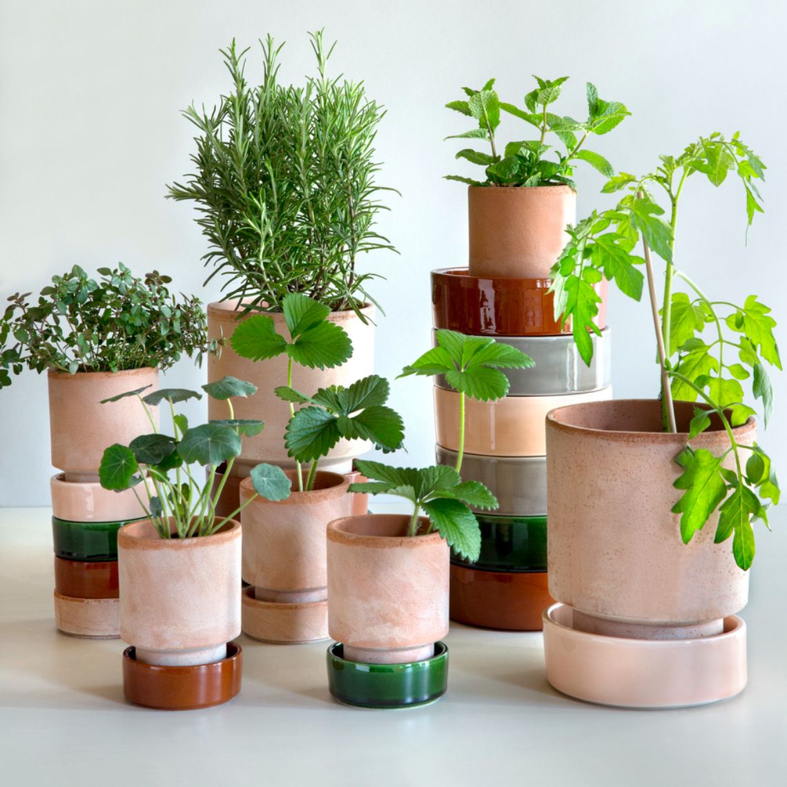 Bergs Potter Lille Hoff lerkrukke. Håndlavet. Inklusiv glaseret underskål. Køb hos Studio Holdbar (webshop & butik). Hurtig levering