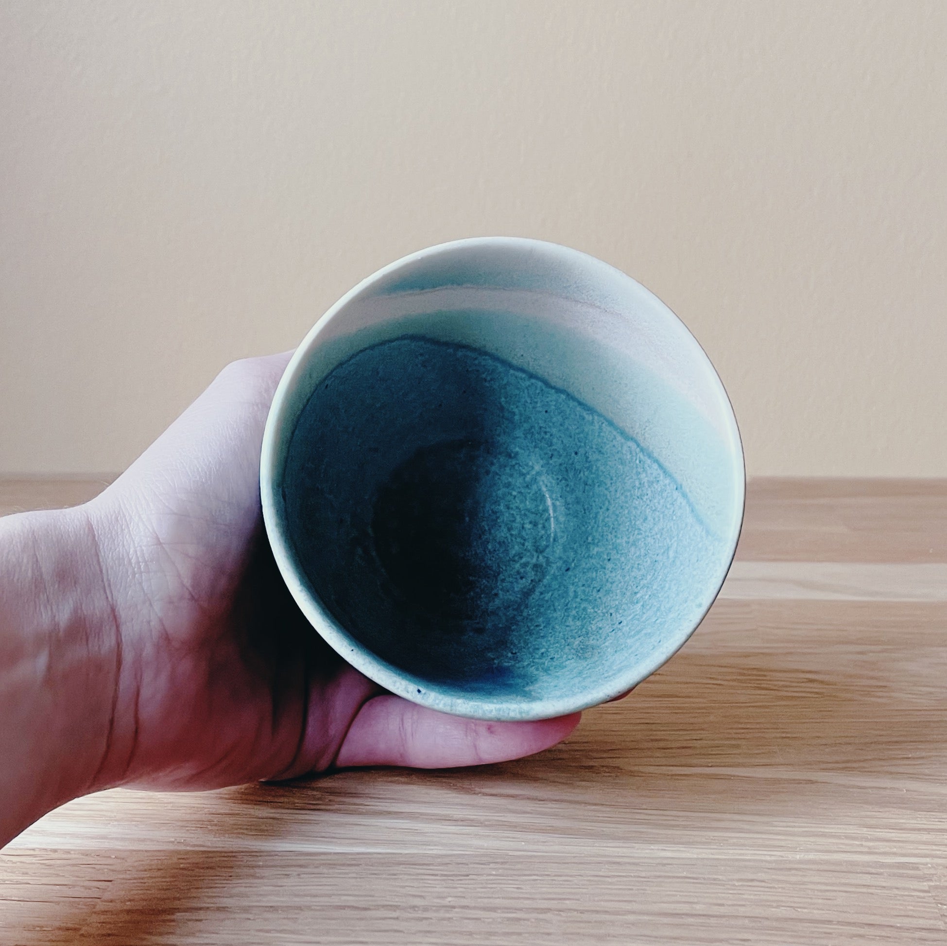 Keramik kop u. hank, Vandkantglasur - Håndlavet, Grit Jansen. Køb hos Studio Holdbar (webshop & butik). Hurtig levering