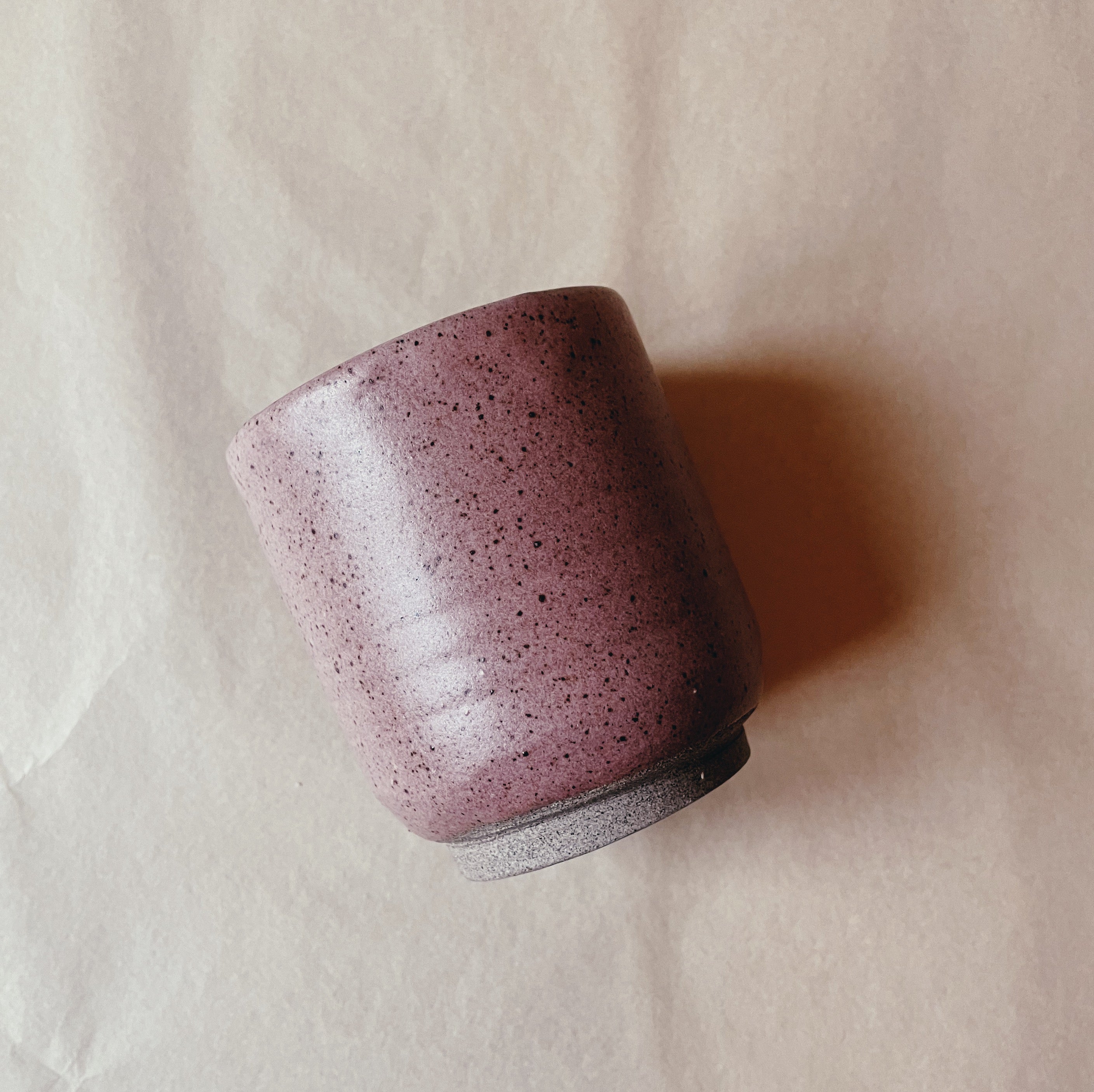 TYBO - Aio latte keramik kop - Håndlavet kaffekrus - rød. Køb hos Studio Holdbar (webshop & butik). Hurtig levering