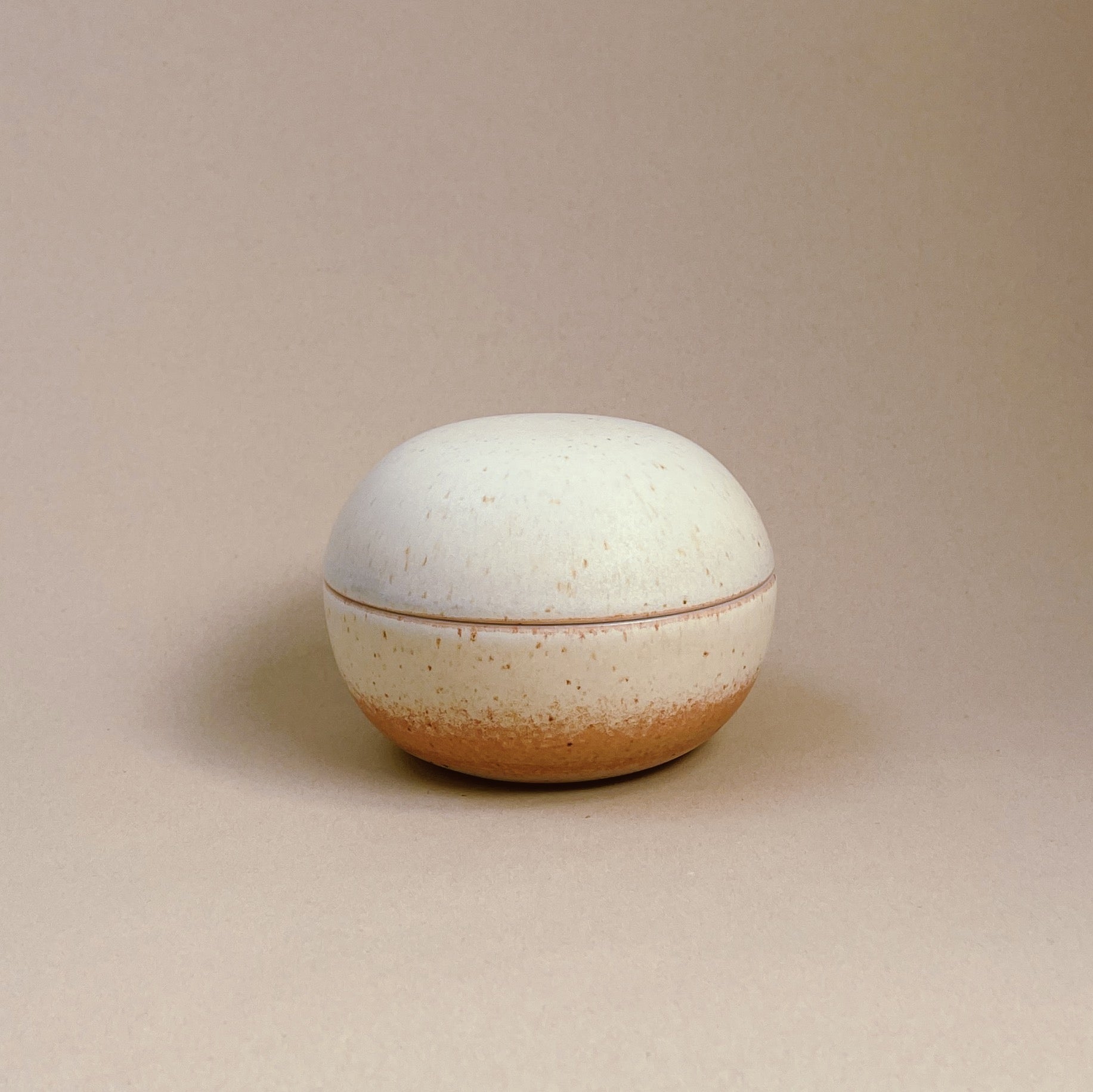 Keramik lågkrukke/bonbonniere - Unika, håndlavet - ALF, gul. Køb hos Studio Holdbar (webshop & butik). Hurtig levering