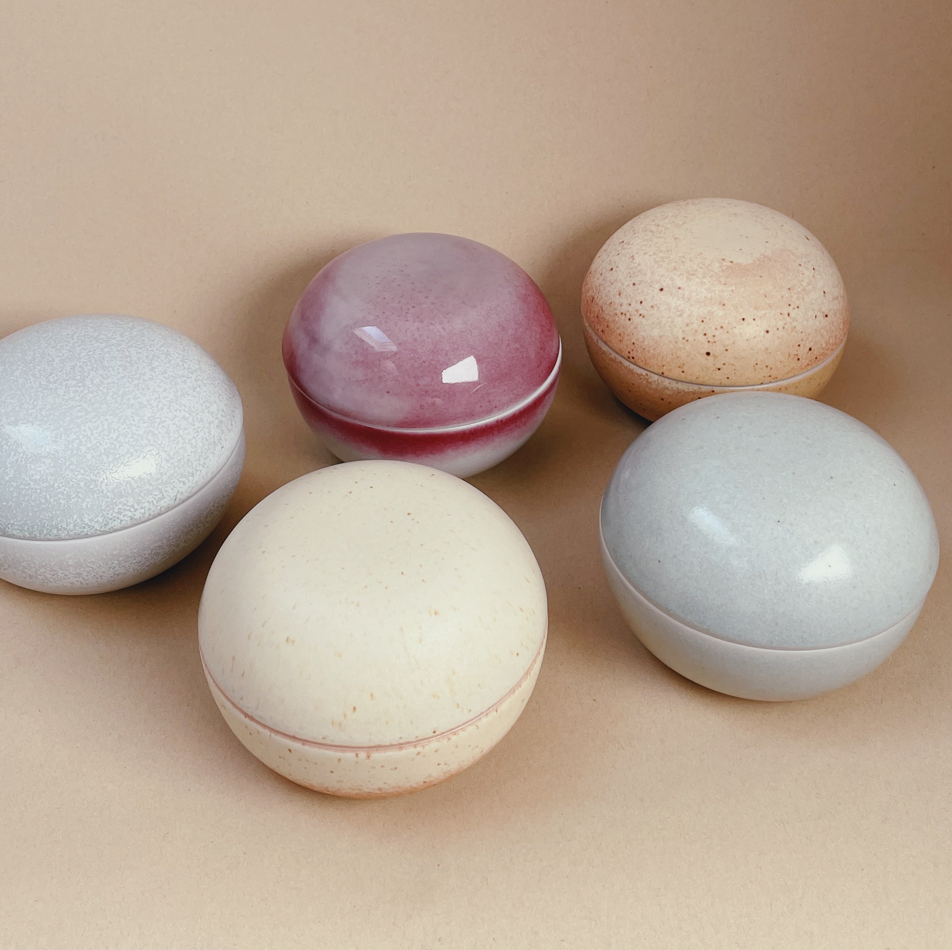 Keramik lågkrukke/bonbonniere - Unika, håndlavet - ALF, gul. Køb hos Studio Holdbar (webshop & butik). Hurtig levering