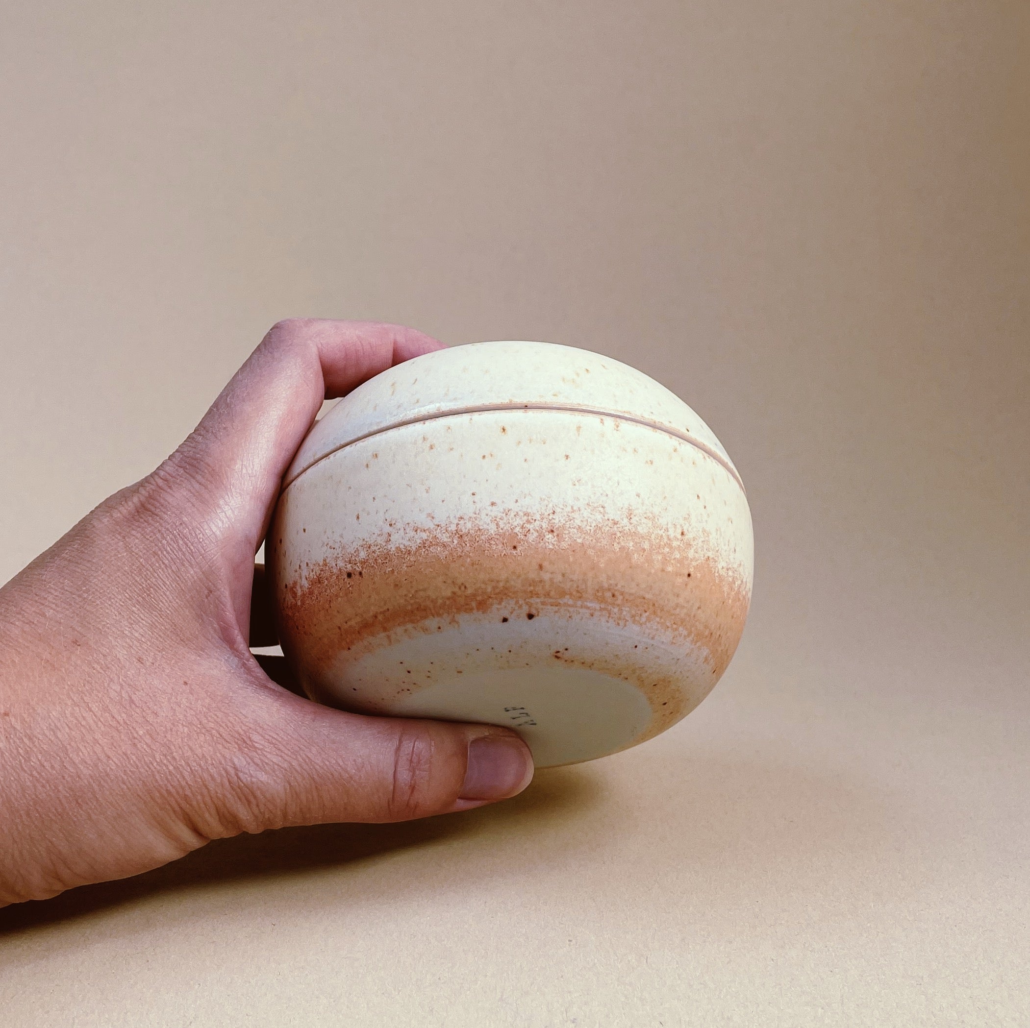 Keramik lågkrukke/bonbonniere - Unika, håndlavet - ALF, gul. Køb hos Studio Holdbar (webshop & butik). Hurtig levering