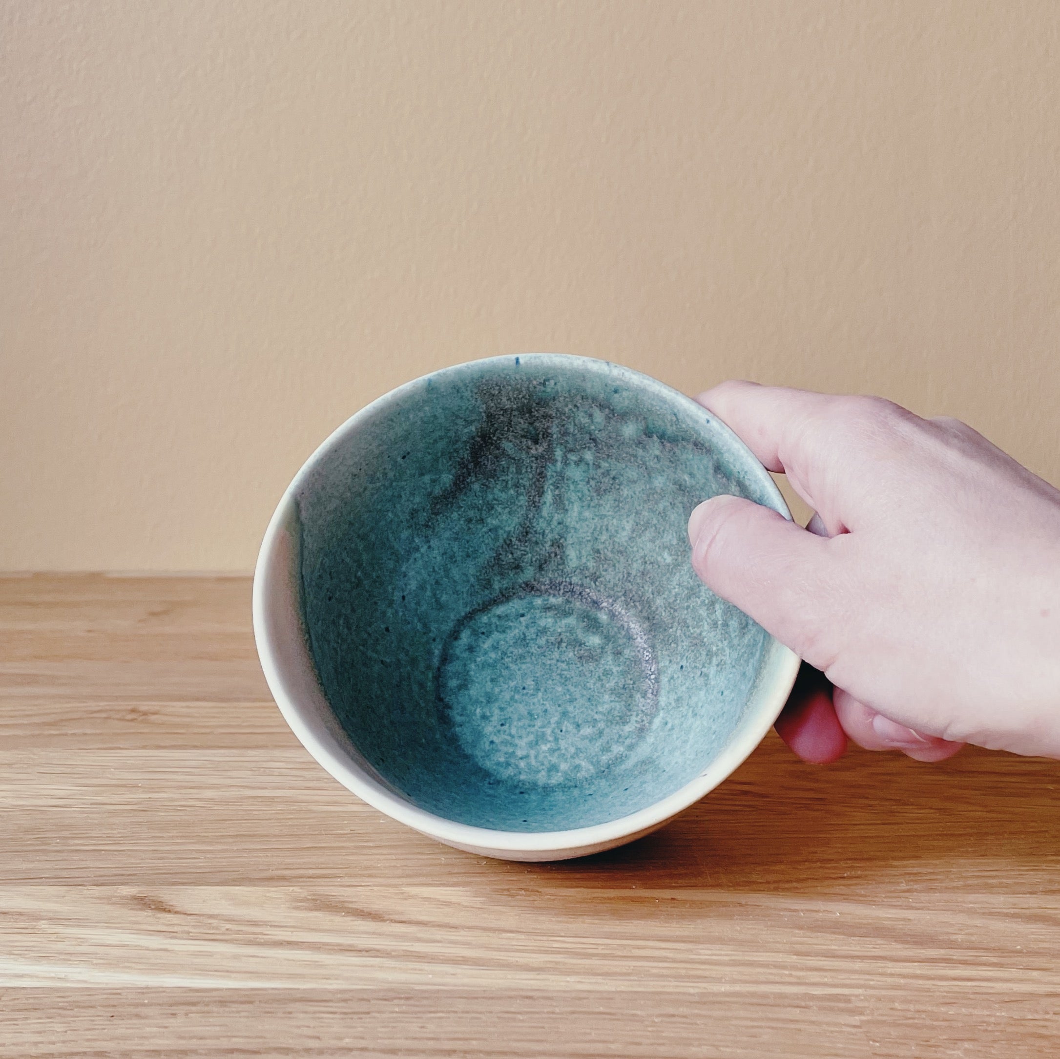 Håndlavet keramik skål - Ø12 cm - Vandkant blå - Grit Jansen. Køb hos Studio Holdbar (webshop & butik). Hurtig levering