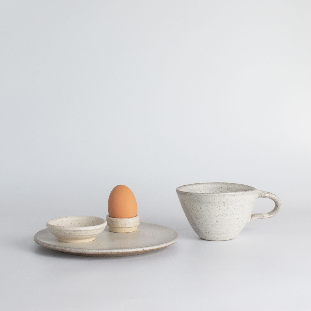 TYBO - Keramikkop med hank - "Hans" tekrus - Håndlavet, hvid. Køb hos Studio Holdbar (webshop & butik). Hurtig levering