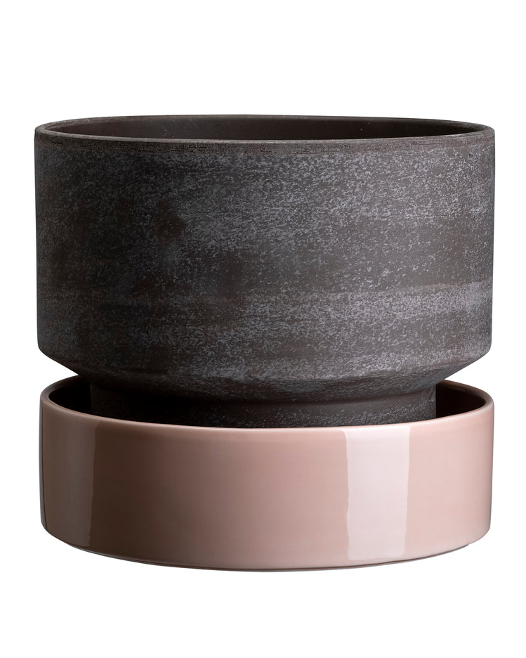 Stor Hoff krukke i ler til gulvplanter. Bergs Potter underskål. Køb hos Studio Holdbar (webshop & butik). Hurtig levering