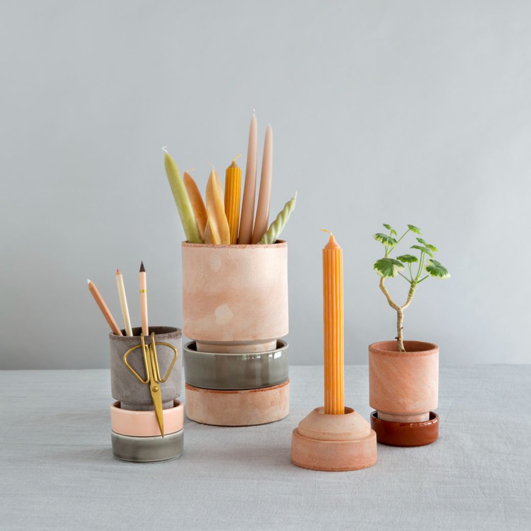 Bergs Potter: Håndlavet lysestage i terrakotta ler rosa. Køb hos Studio Holdbar (webshop & butik). Hurtig levering