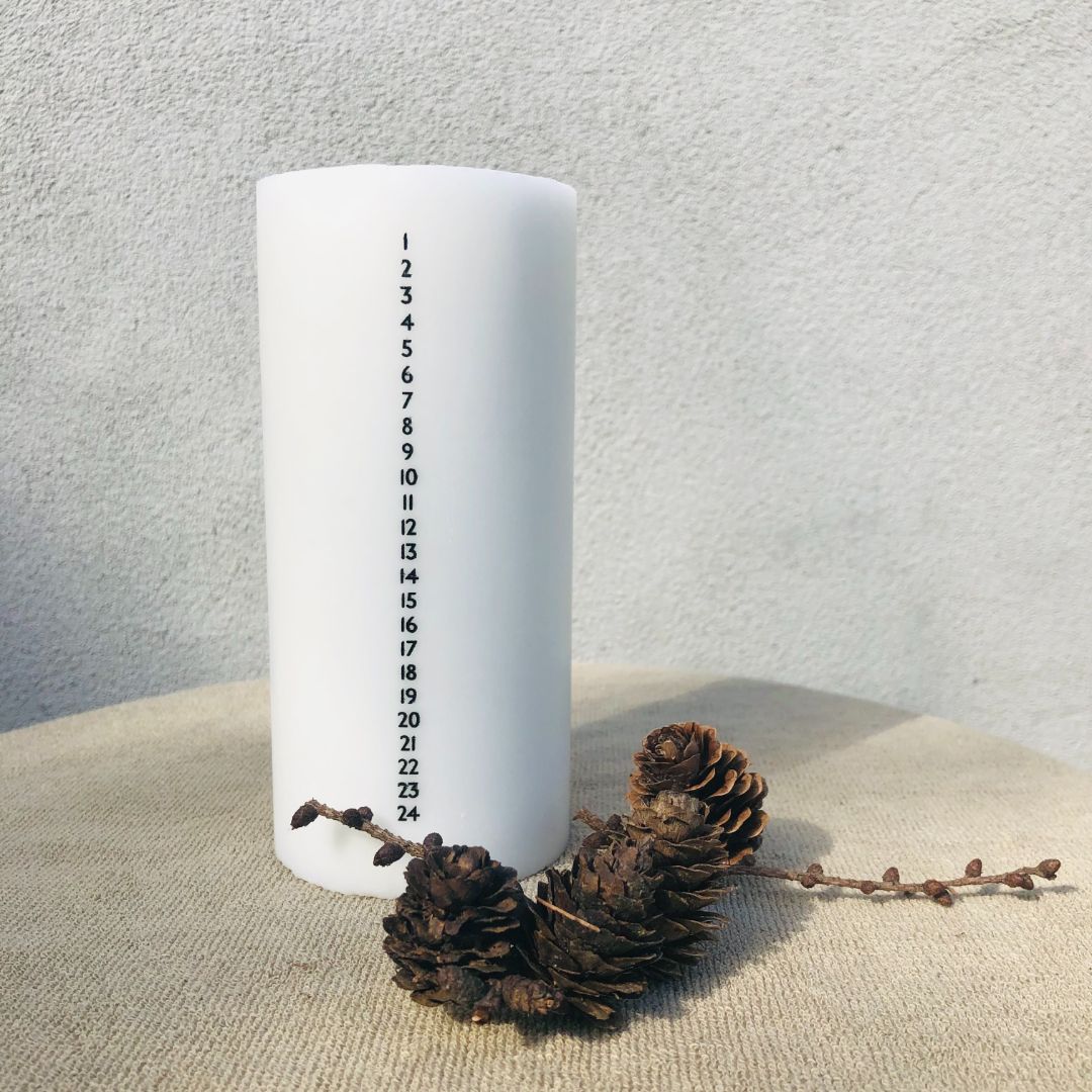 Kalenderlys i soyavoks. Åbenlys. Med sorte tal. Sojalys. Godt indeklima. Køb hos Studio Holdbar (webshop & butik). Hurtig levering