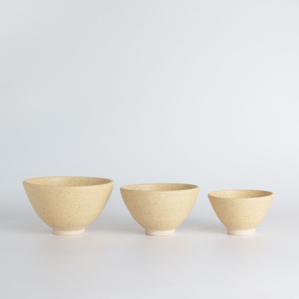 TYBO - Mona keramik skålesæt - Grå - Håndlavet dansk keramik. Køb hos Studio Holdbar (webshop & butik). Hurtig levering