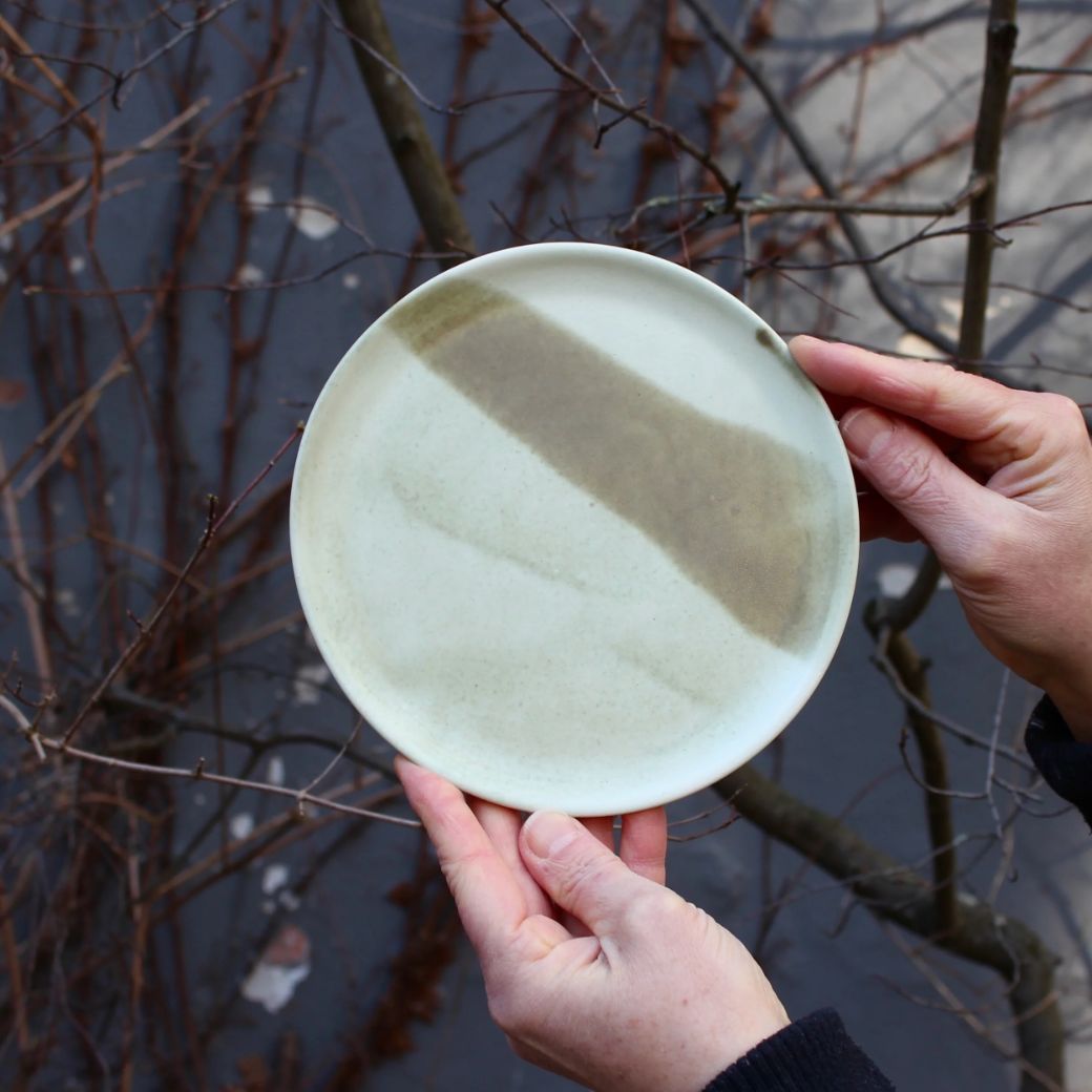 Håndlavet keramik tallerken (Ø18 cm) til kage/dessert - Grøn. Køb hos Studio Holdbar (webshop & butik). Hurtig levering
