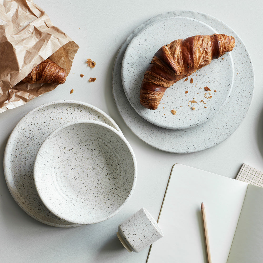 TYBO - Serveringsfad u. kant (Ø26 cm) - Håndlavet keramikfad. Køb hos Studio Holdbar (webshop & butik). Hurtig levering