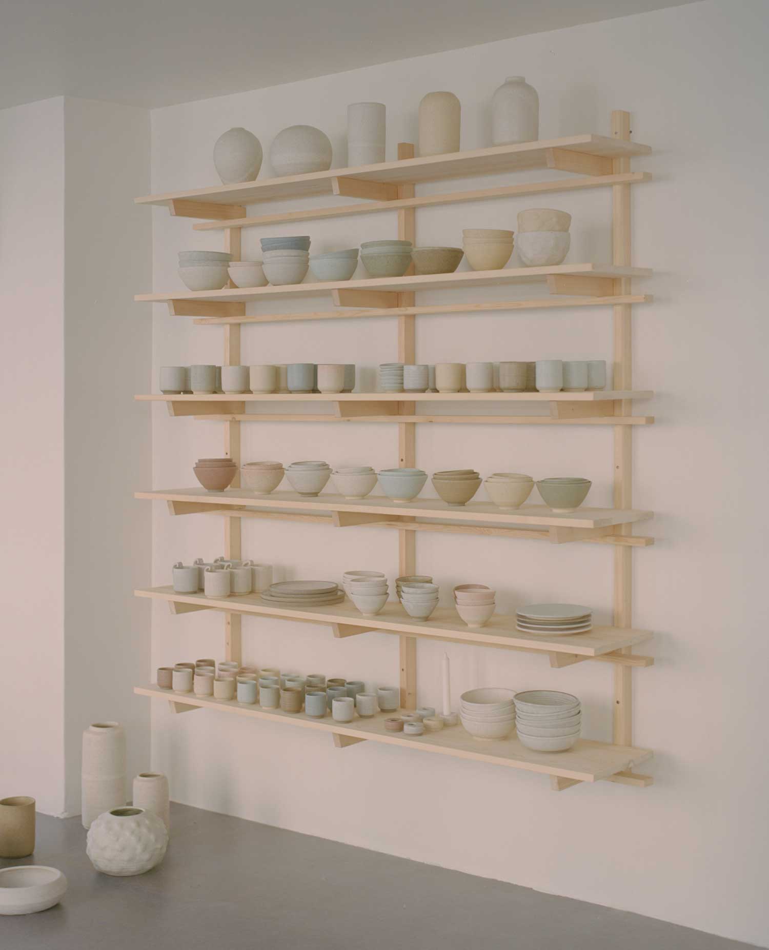 TYBO - Mona dyb keramiktallerken Ø18cm, Eggshell - Håndlavet. Køb hos Studio Holdbar (webshop & butik). Hurtig levering