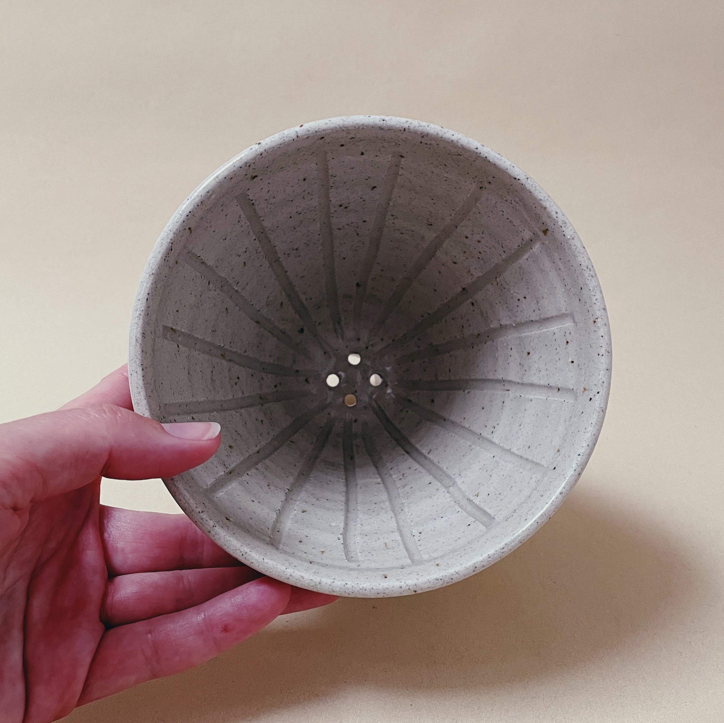 Keramik kaffetragt - Ceramic Pour Over/Coffee dripper - Sand. Køb hos Studio Holdbar (webshop & butik). Hurtig levering