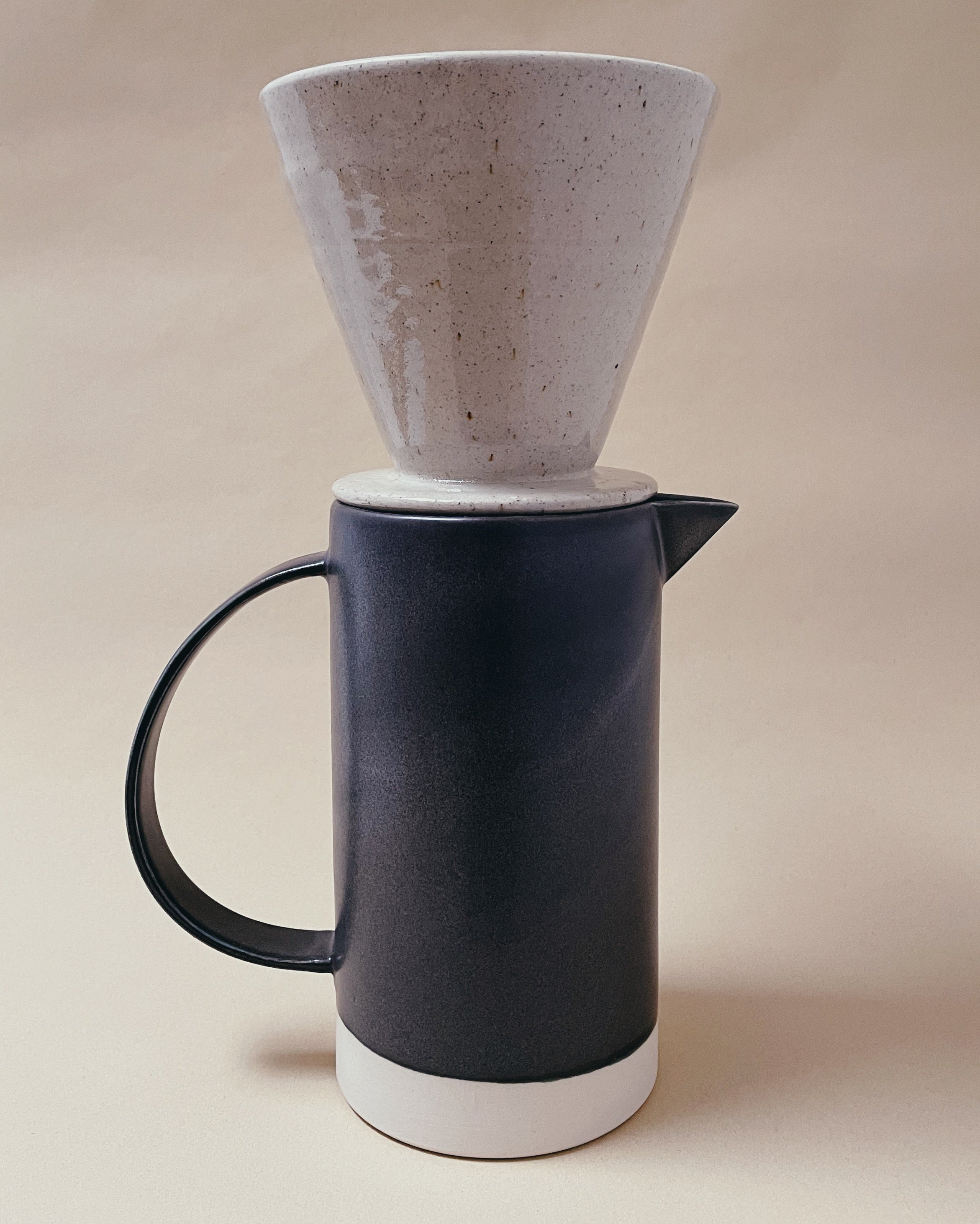 Keramik kaffetragt - Ceramic Pour Over/Coffee dripper - Sand. Køb hos Studio Holdbar (webshop & butik). Hurtig levering