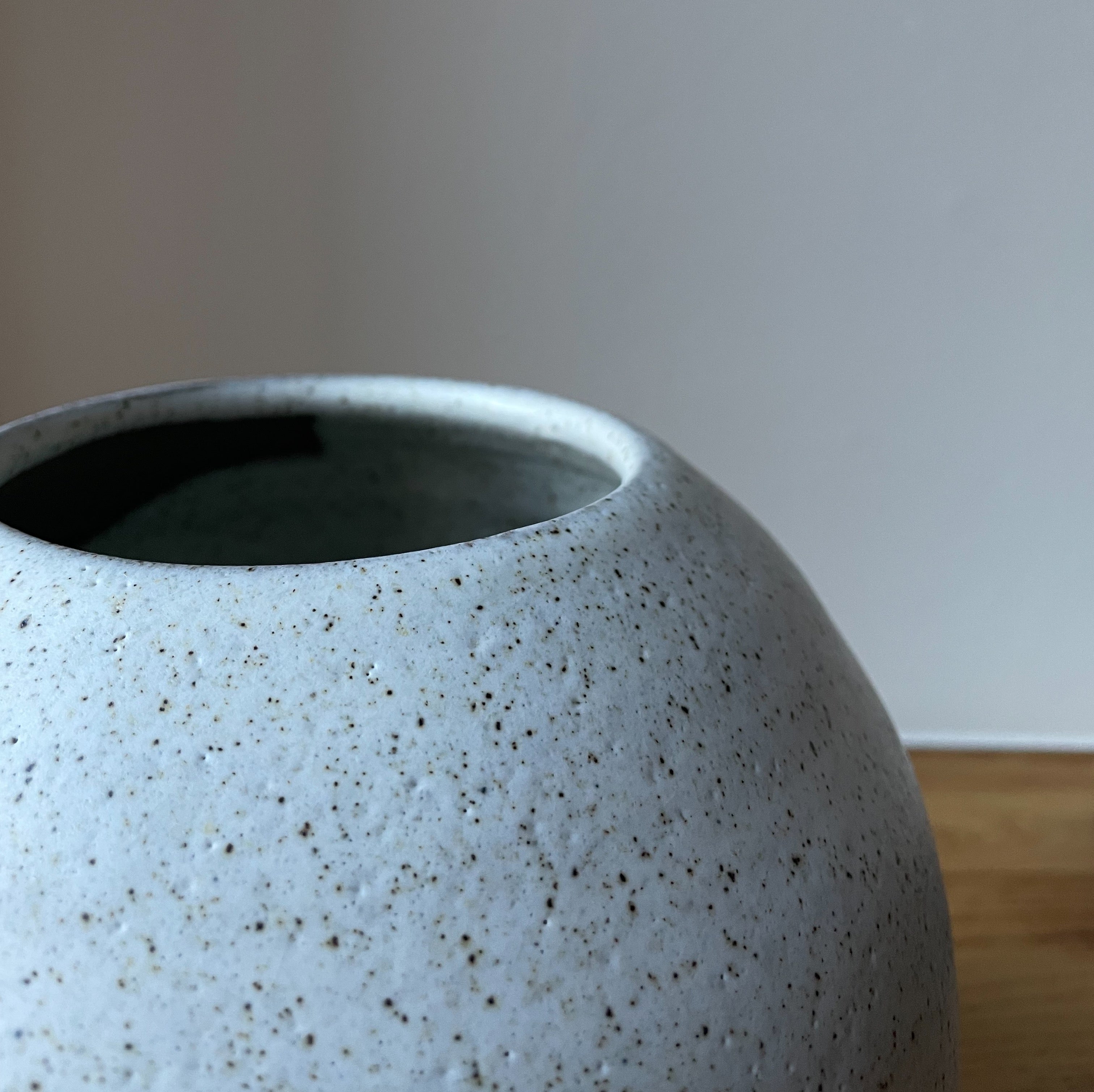 Unika keramik vase (H:19 cm) - Stor - Ash grey