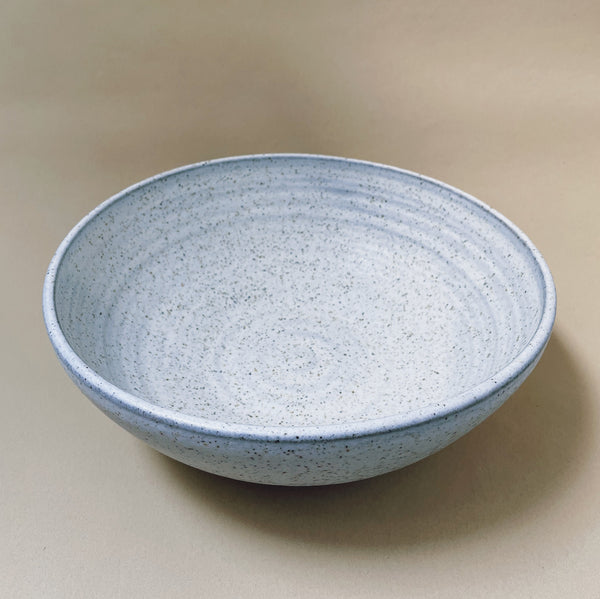 Hånddrejet stor salatskål med små prikker (Ø29 cm) - Ash grey
