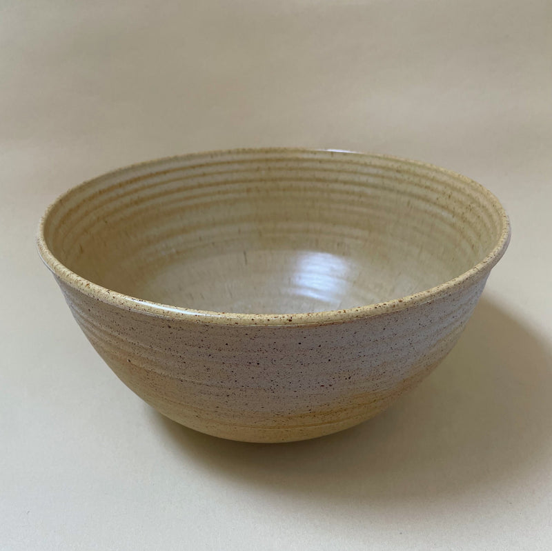 Stor salatskål med små prikker (Ø28 cm) - Gul