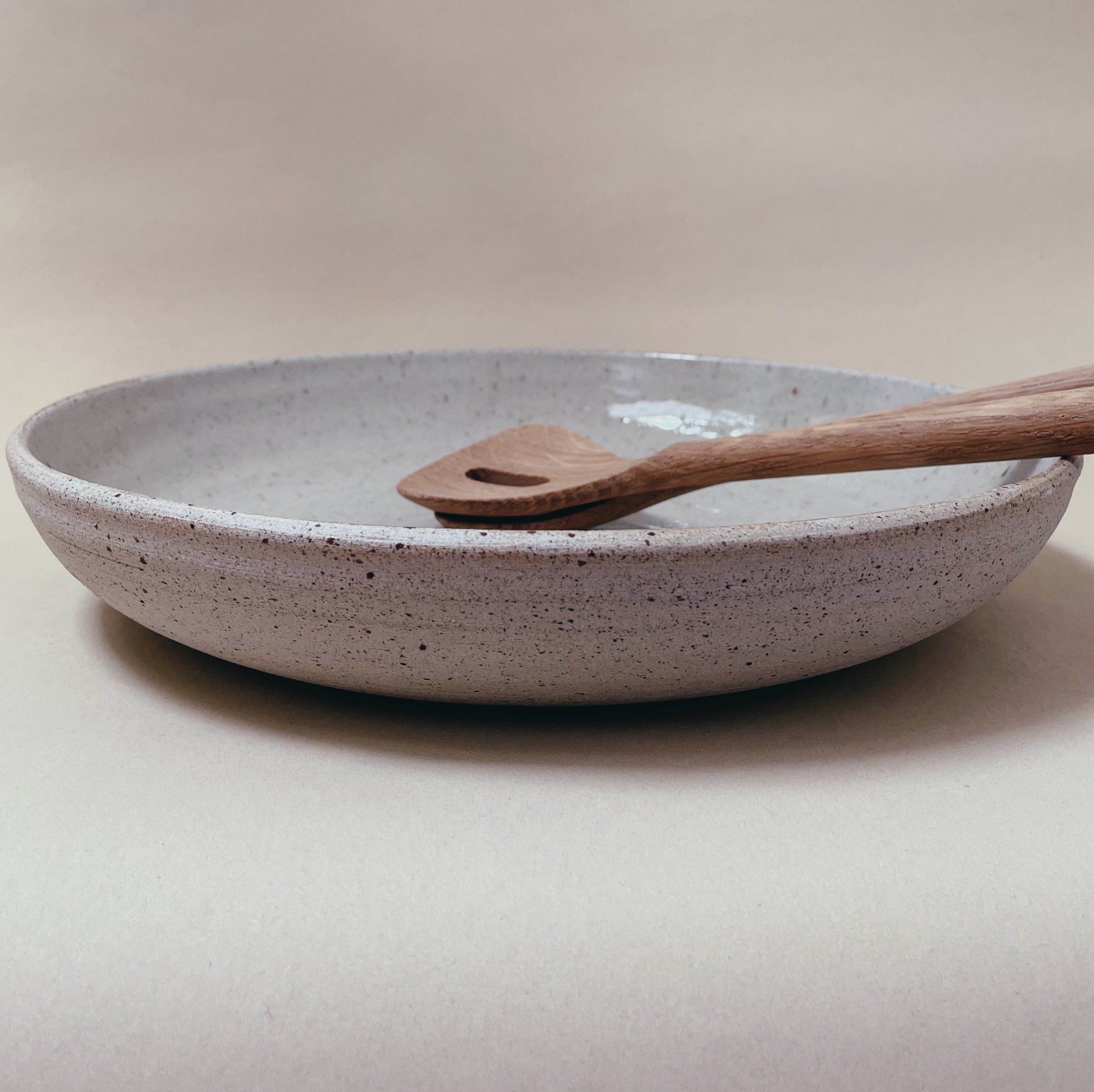 Stor håndlavet keramikfad/serveringsfad - Ø29 cm Sand - Bystrup. Køb hos Studio Holdbar (webshop & butik). Hurtig levering