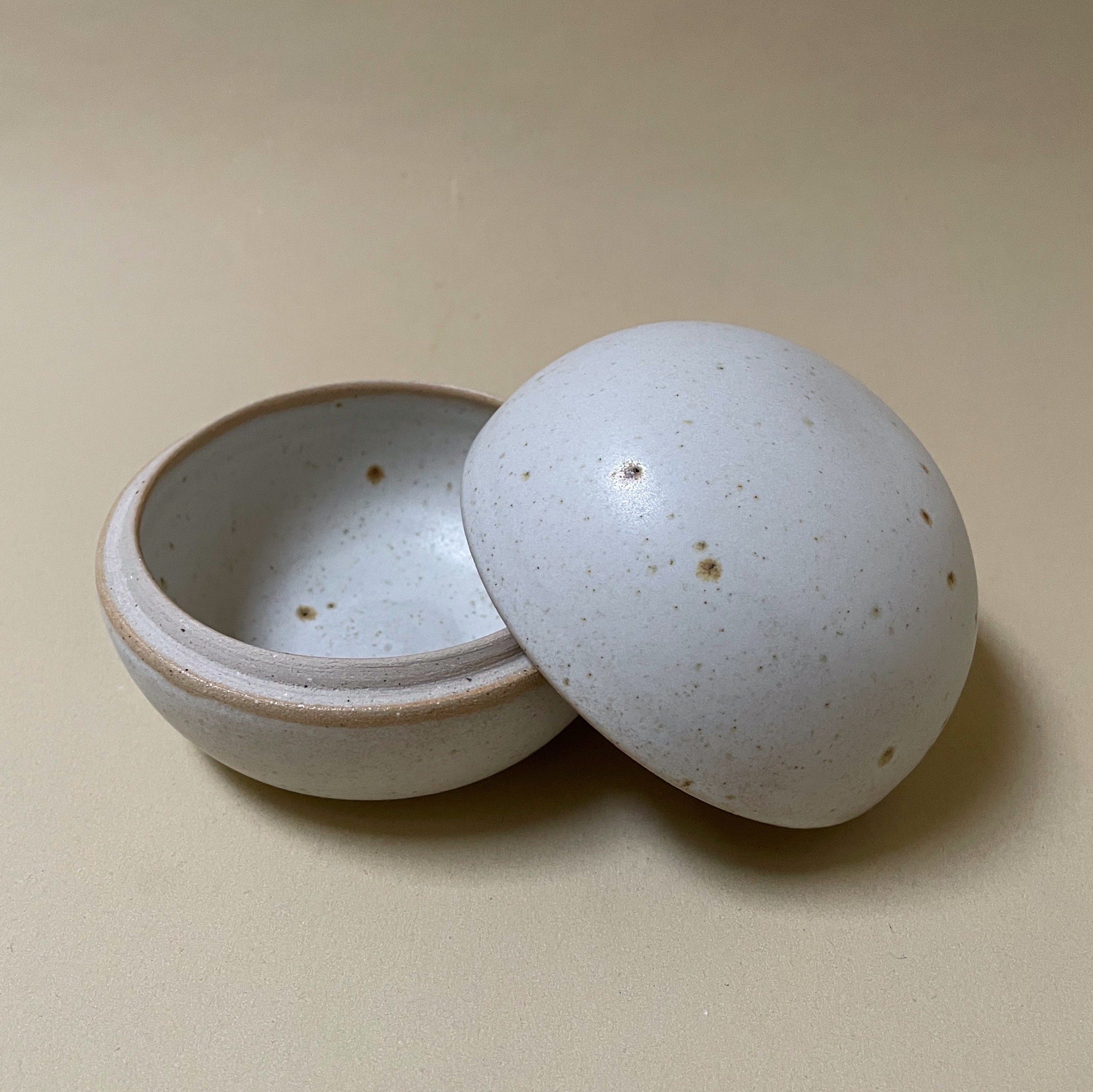 Håndlavet lågkrukke/bonbonniere no. 3 - Creme - Stor