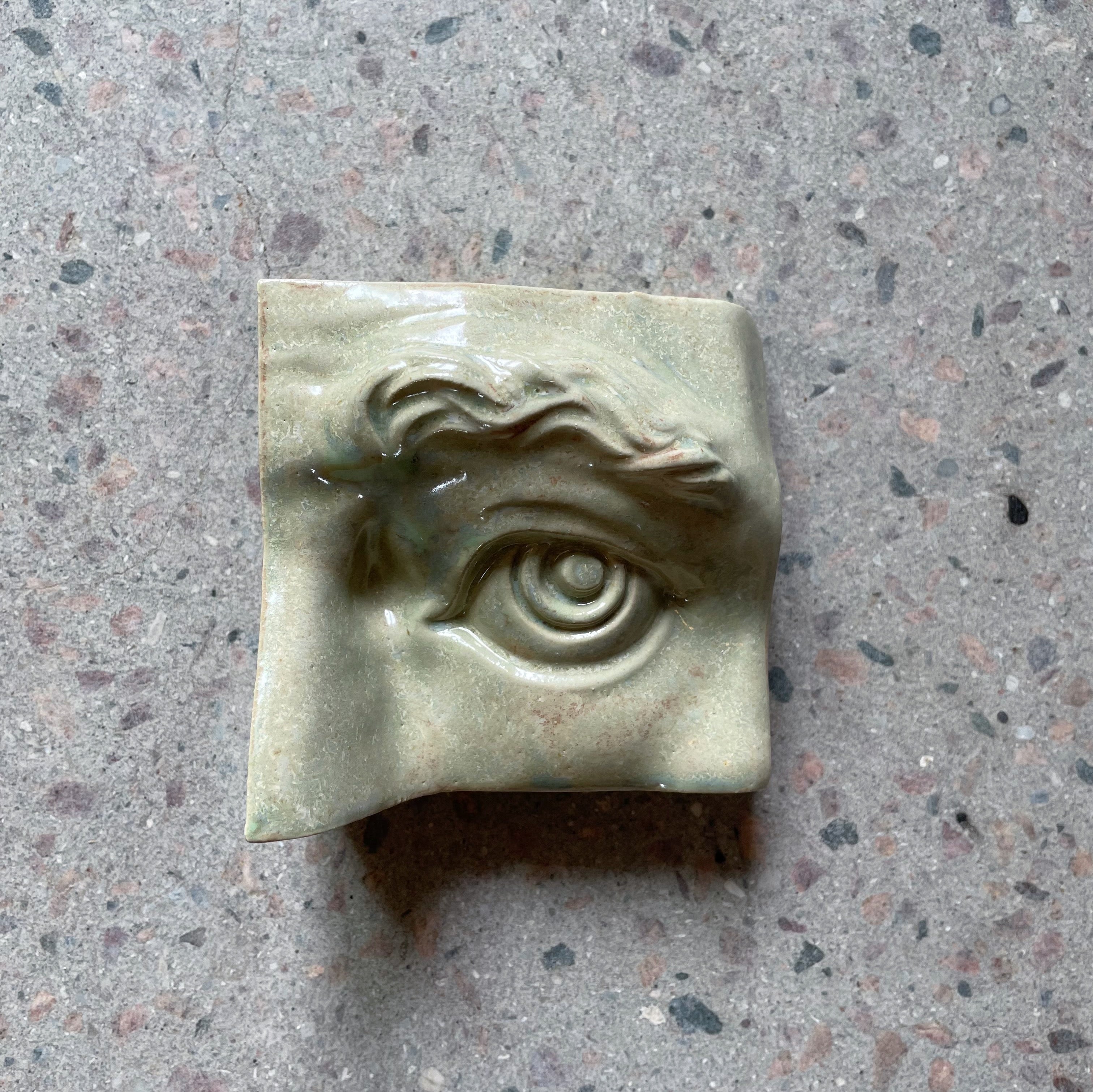 Vægrelief til ophæng - Square Eye, Venstre - Vægkunst - Crystal Green - Håndlavet i Danmark af Laoru. Køb hos Studio Holdbar. Hurtig levering