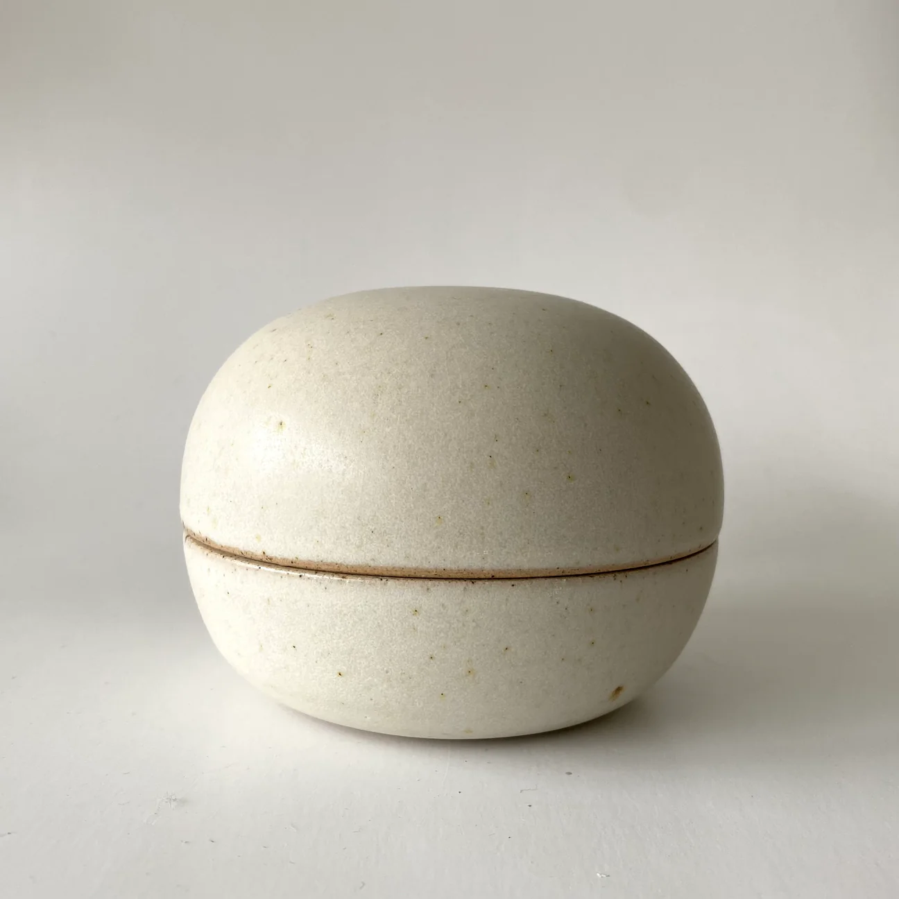 Håndlavet lågkrukke/bonbonniere no. 1 - Creme - Stor