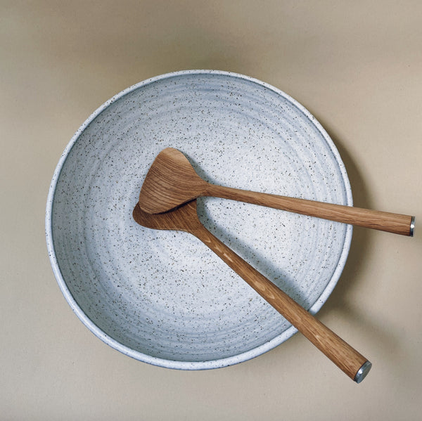 Hånddrejet stor salatskål med små prikker (Ø29 cm) - Ash grey