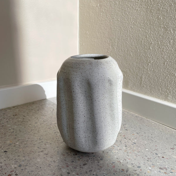 Unika keramik vase (H:22 cm) - Riller - Ash grey