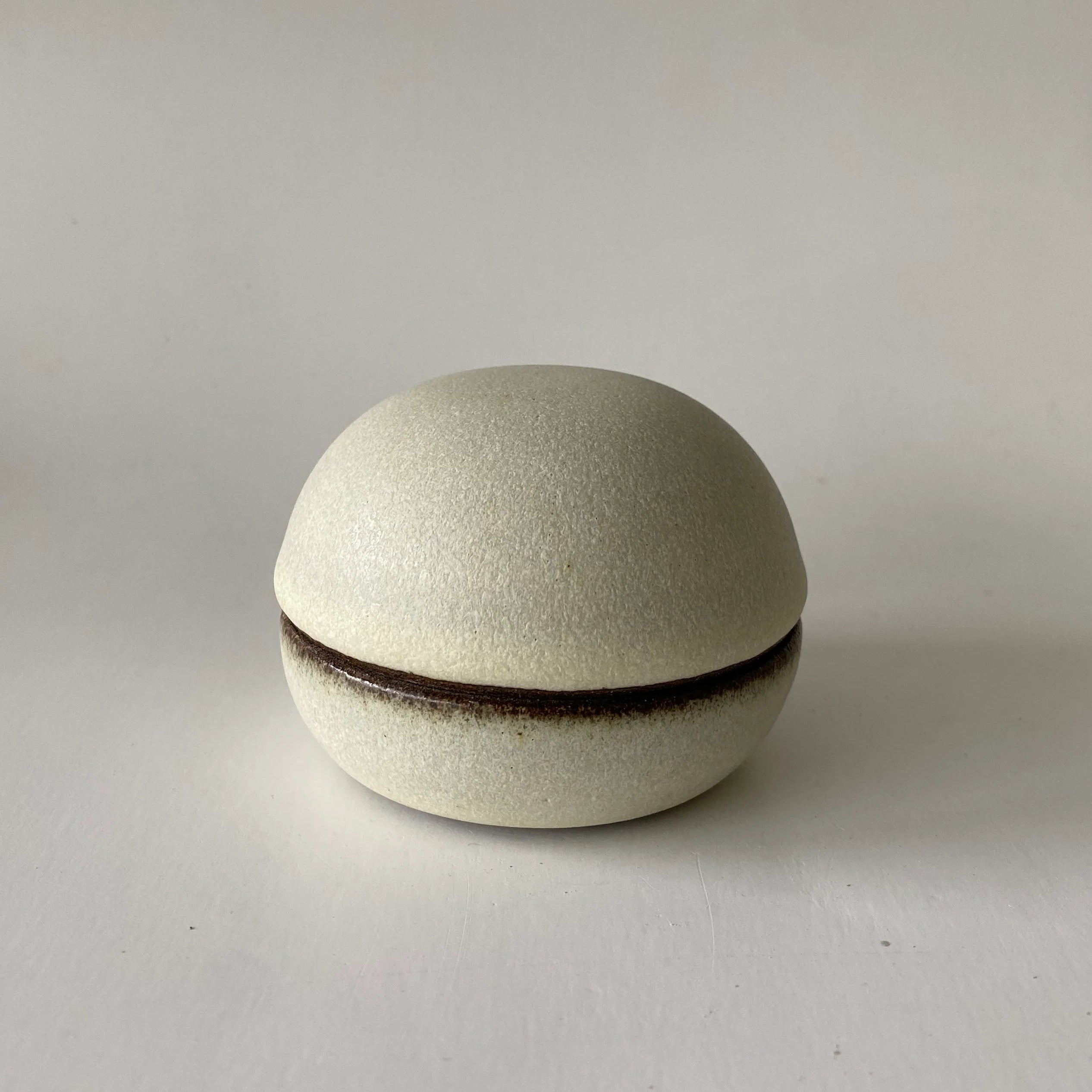 Håndlavet lågkrukke/bonbonniere no. 2 - Grå - Stor