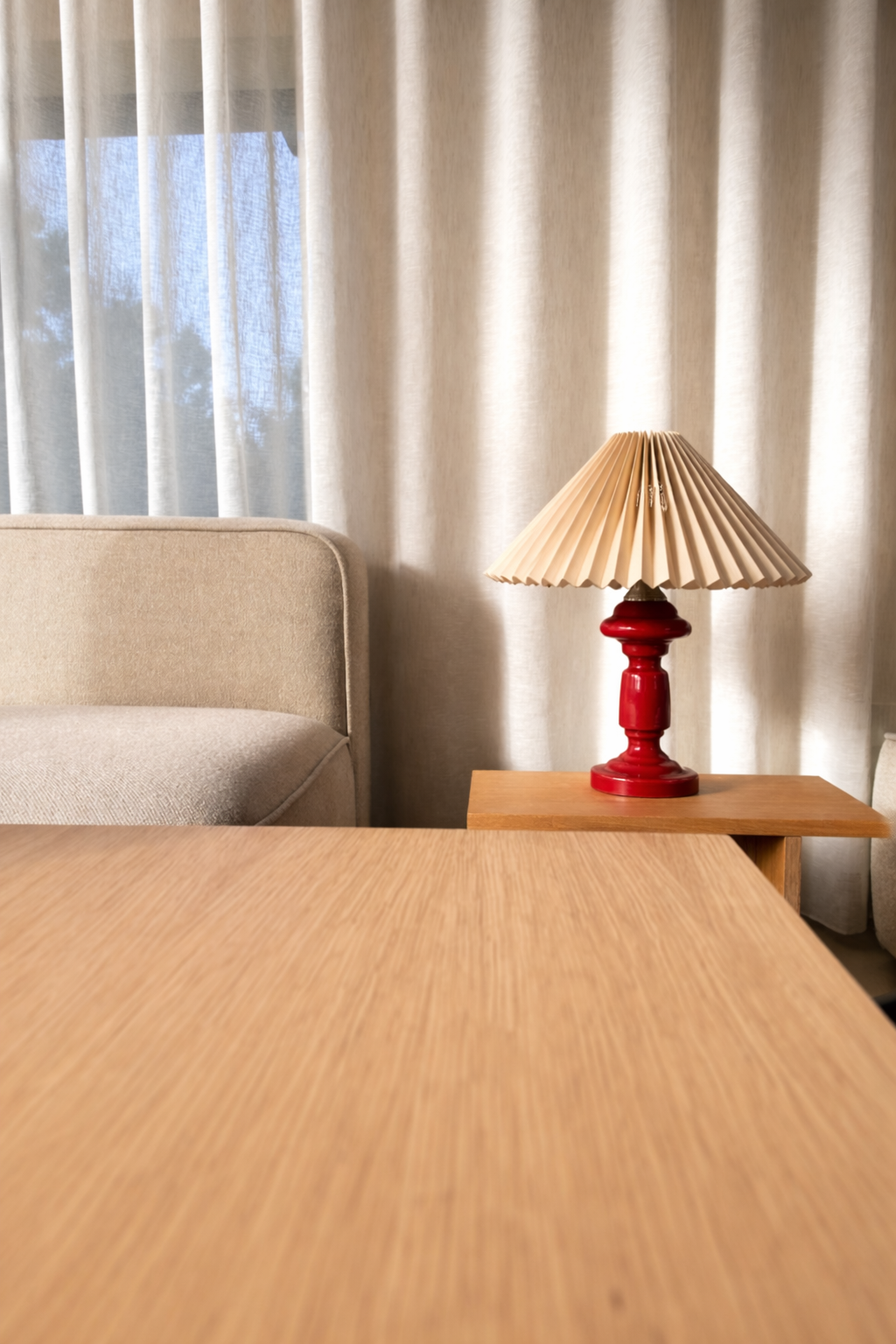 Petro 2 - Antik rød lampe & Sandfarvet lampeskærm