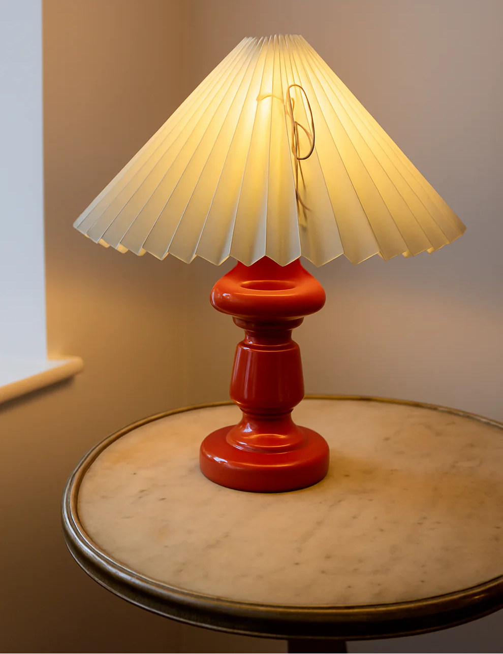 Petro 2 - Antik rød lampe & Sandfarvet lampeskærm