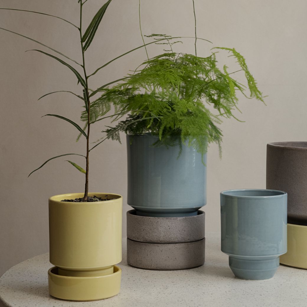 Bergs Potter: Hoff glaseret krukke Ø18 cm inkl. underskål - gul. Køb hos Studio Holdbar (webshop & butik). Hurtig levering