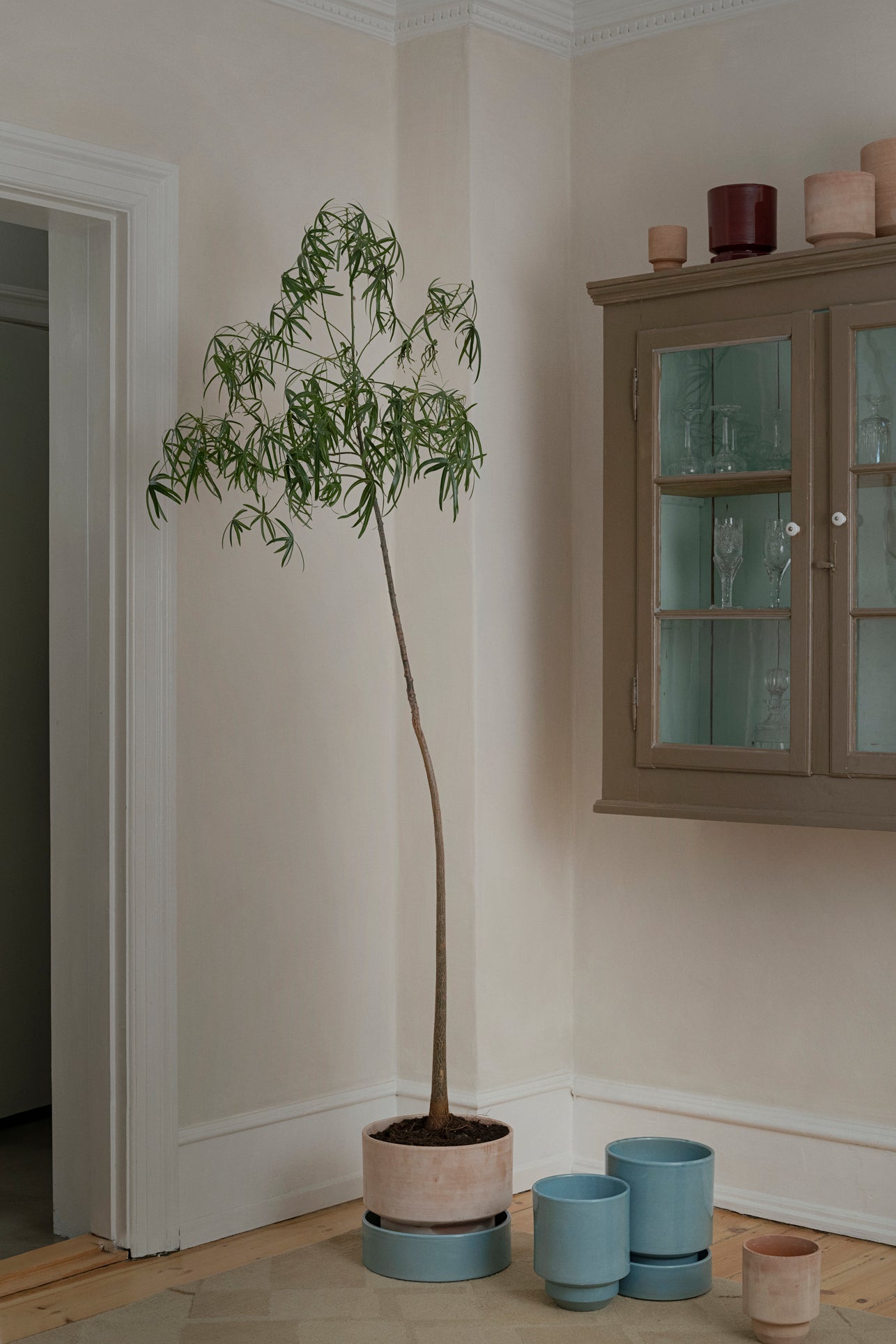Hoff glaseret krukke Ø14cm inkl. underskål - Blå, Bergs Potter. Køb hos Studio Holdbar (webshop & butik). Hurtig levering