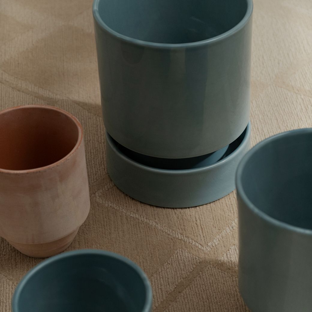 Hoff glaseret krukke Ø14cm inkl. underskål - Blå, Bergs Potter. Køb hos Studio Holdbar (webshop & butik). Hurtig levering