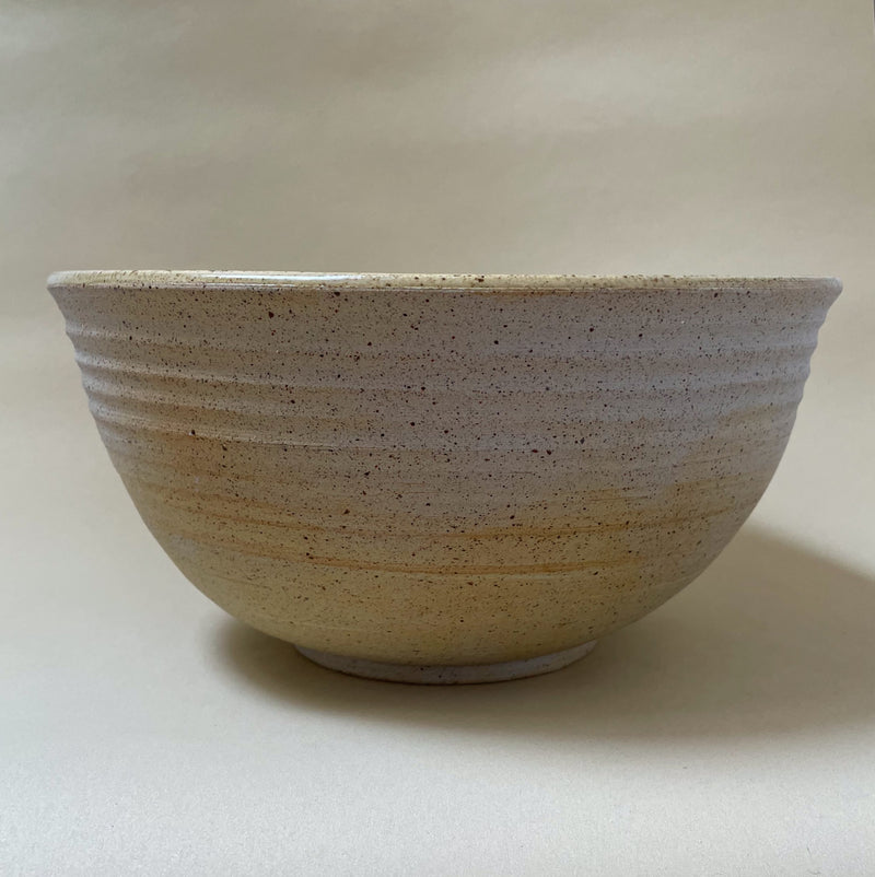 Stor salatskål med små prikker (Ø28 cm) - Gul