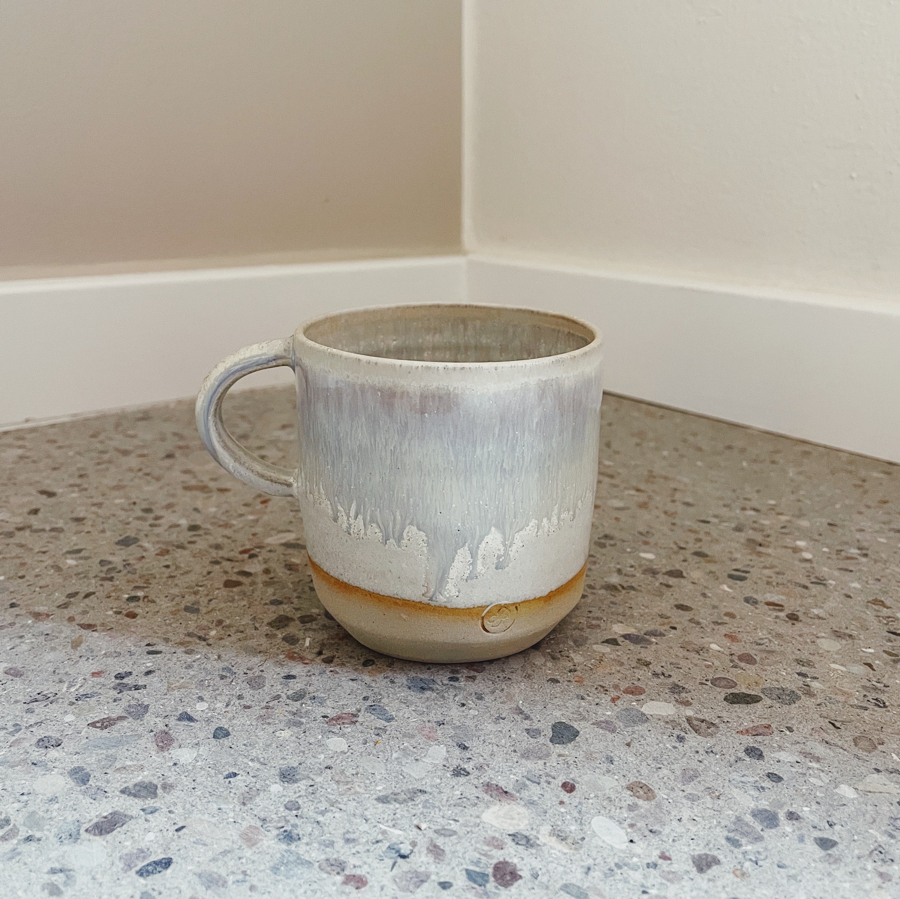 Håndlavet keramik kop med hank - Stentøj grå/beige - Schmidt. Køb hos Studio Holdbar (webshop & butik). Hurtig levering