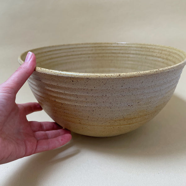 Stor salatskål med små prikker (Ø28 cm) - Gul