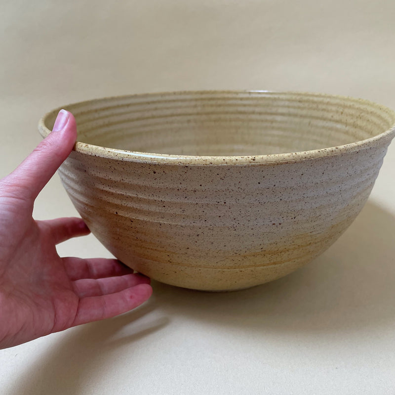 Stor salatskål med små prikker (Ø28 cm) - Gul