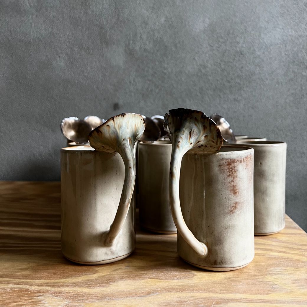 Svampekop i guld - Golden Shroom - 1230 grader - Keramik kop. Køb hos Studio Holdbar (webshop & butik). Hurtig levering
