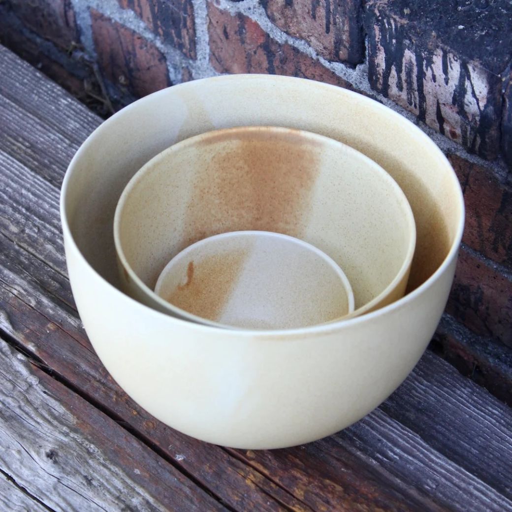 Keramik skål (Ø24 cm) til fx salat - Håndlavet, Wauw - Gul. Køb hos Studio Holdbar (webshop & butik). Hurtig levering